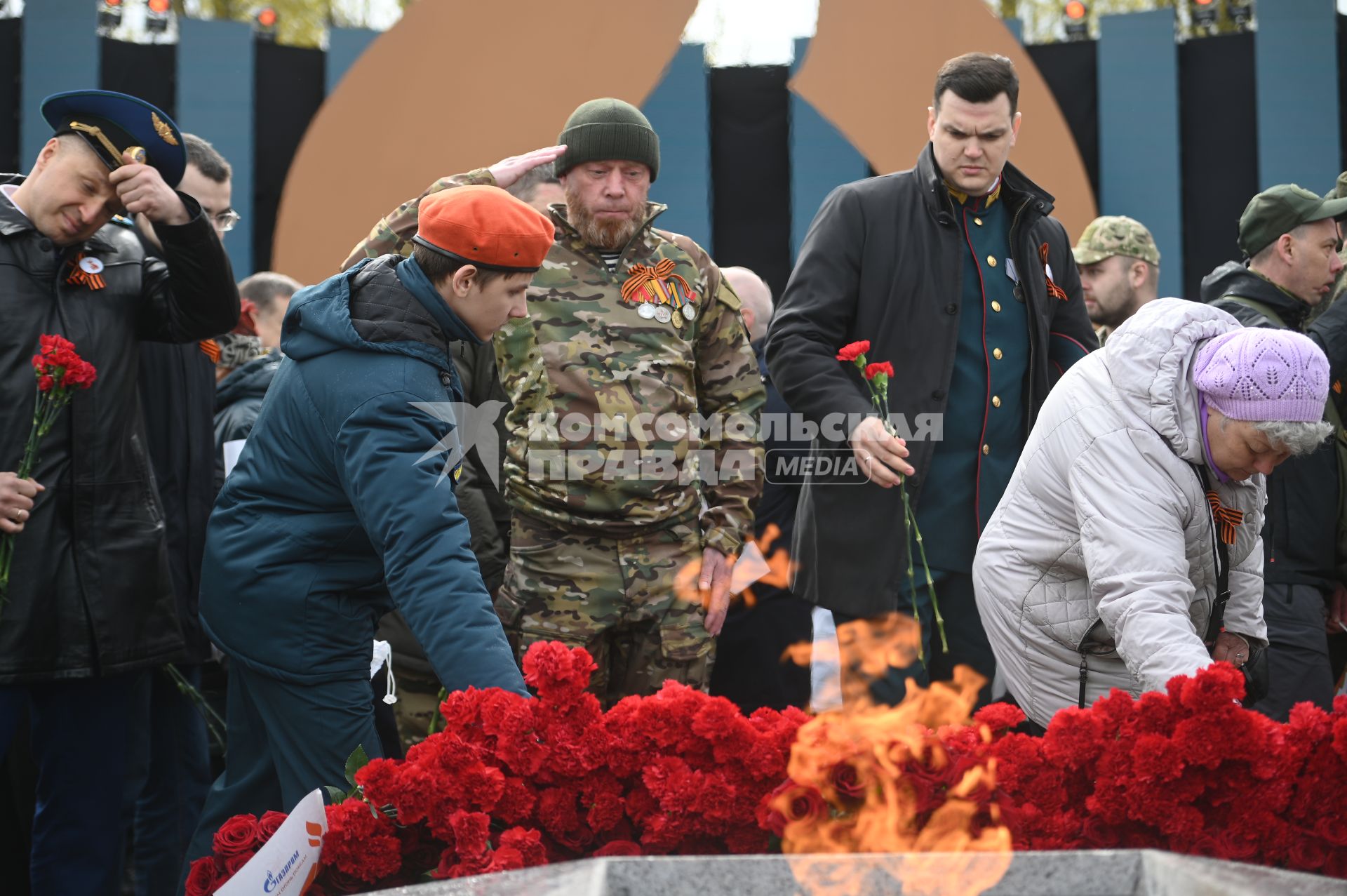 Зажжение вечного огня в рамках акции Храним огонь Победы\" в Петербурге