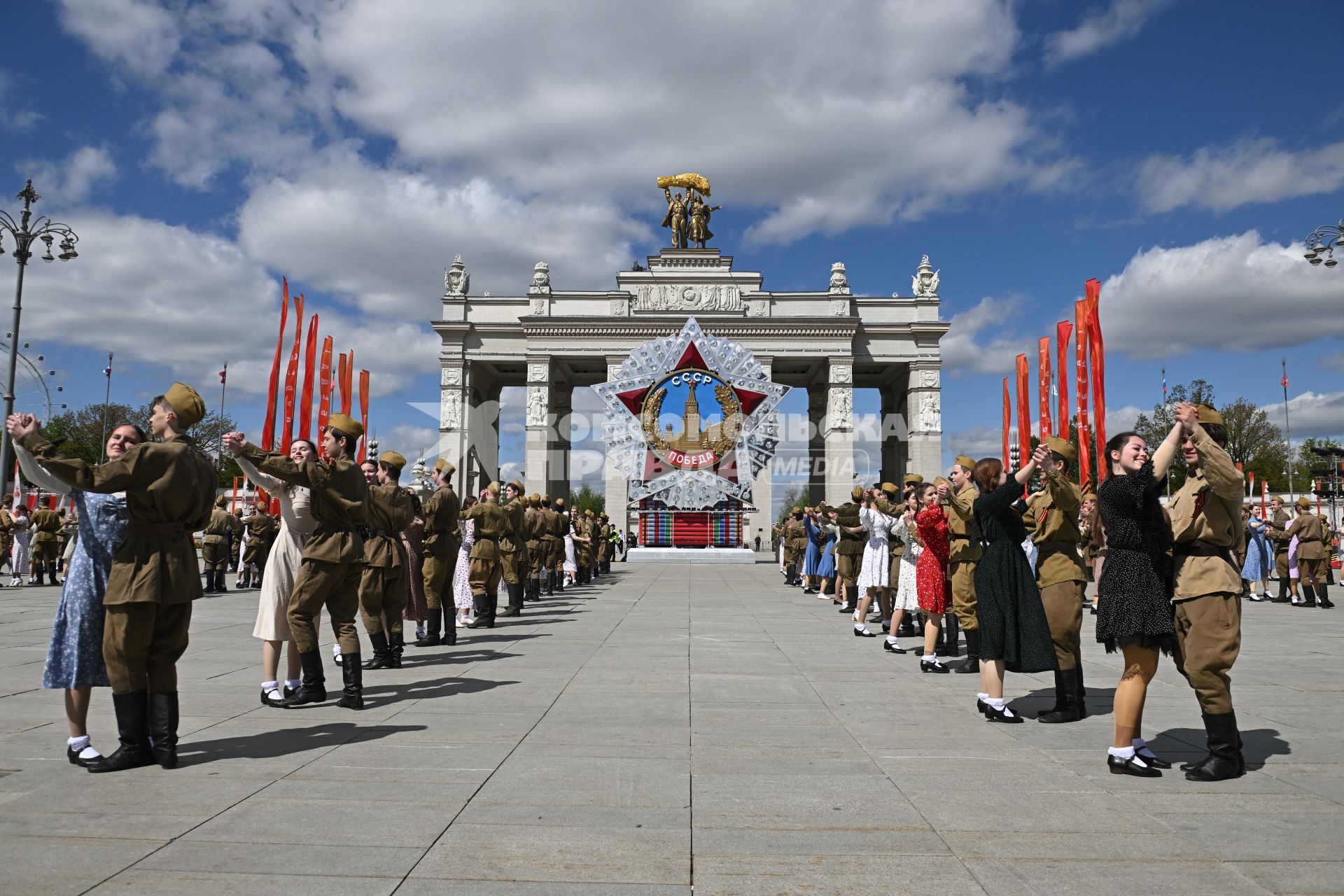 Акция Вальс Победы\" на ВДНХ