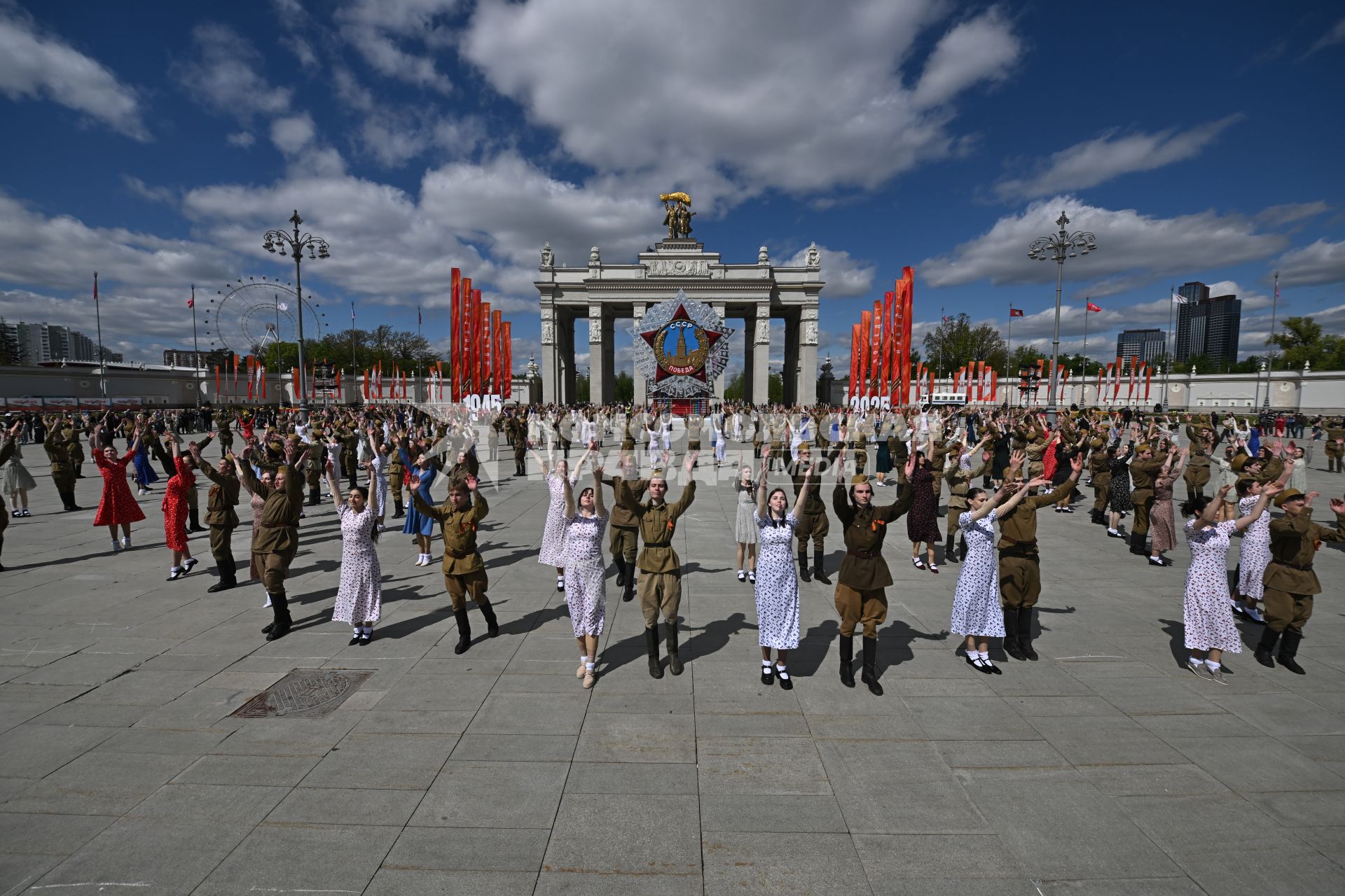 Акция Вальс Победы\" на ВДНХ
