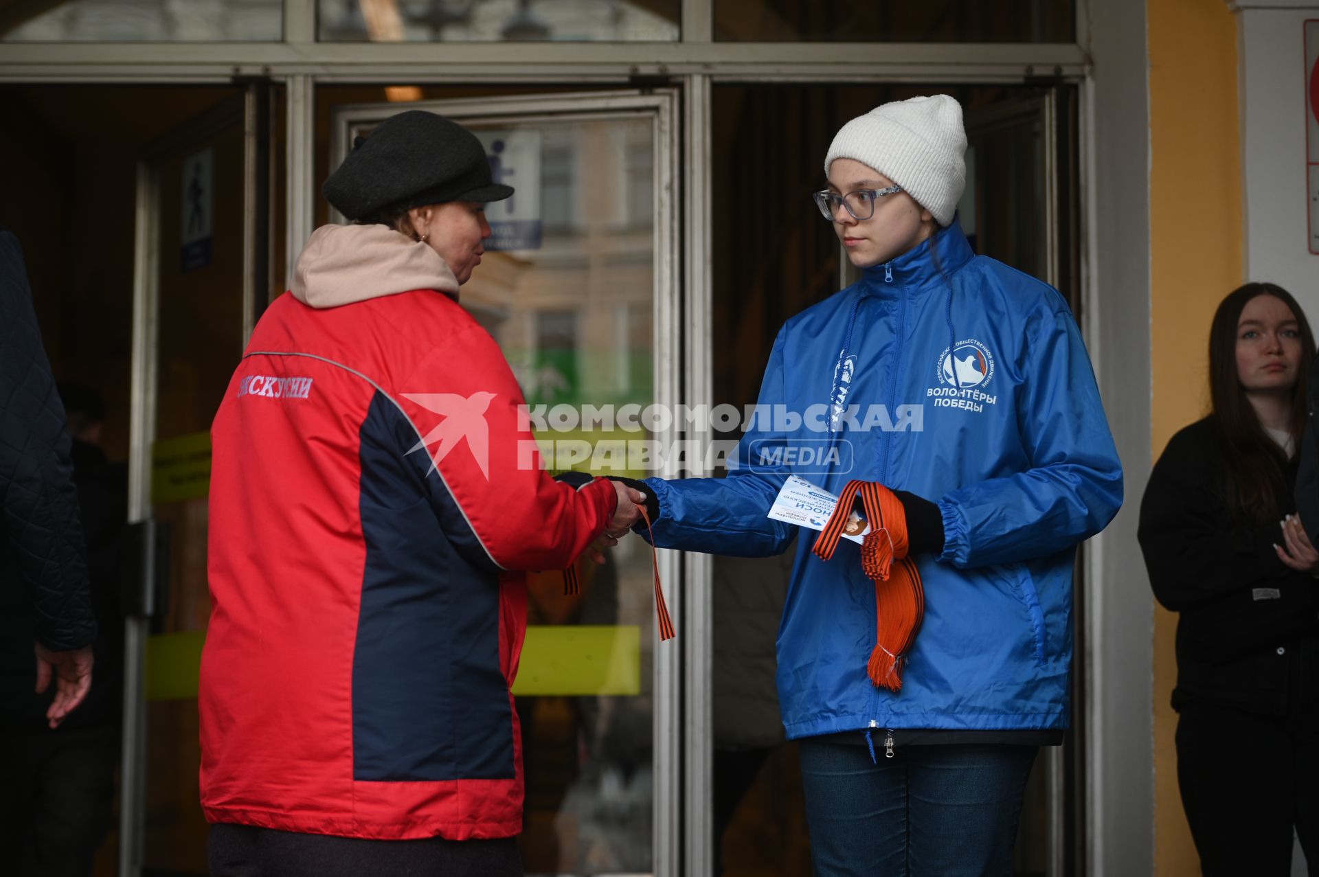 Раздача Георгиевских лент в Санкт-Петербурге
