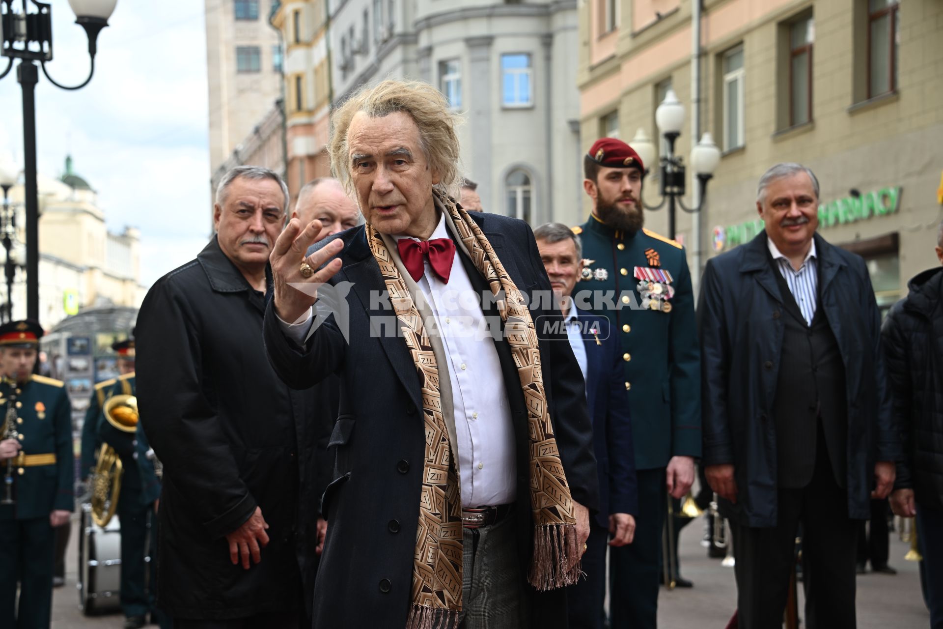 Выставка Александра Шилова Они сражались за Родину\" на Арбате