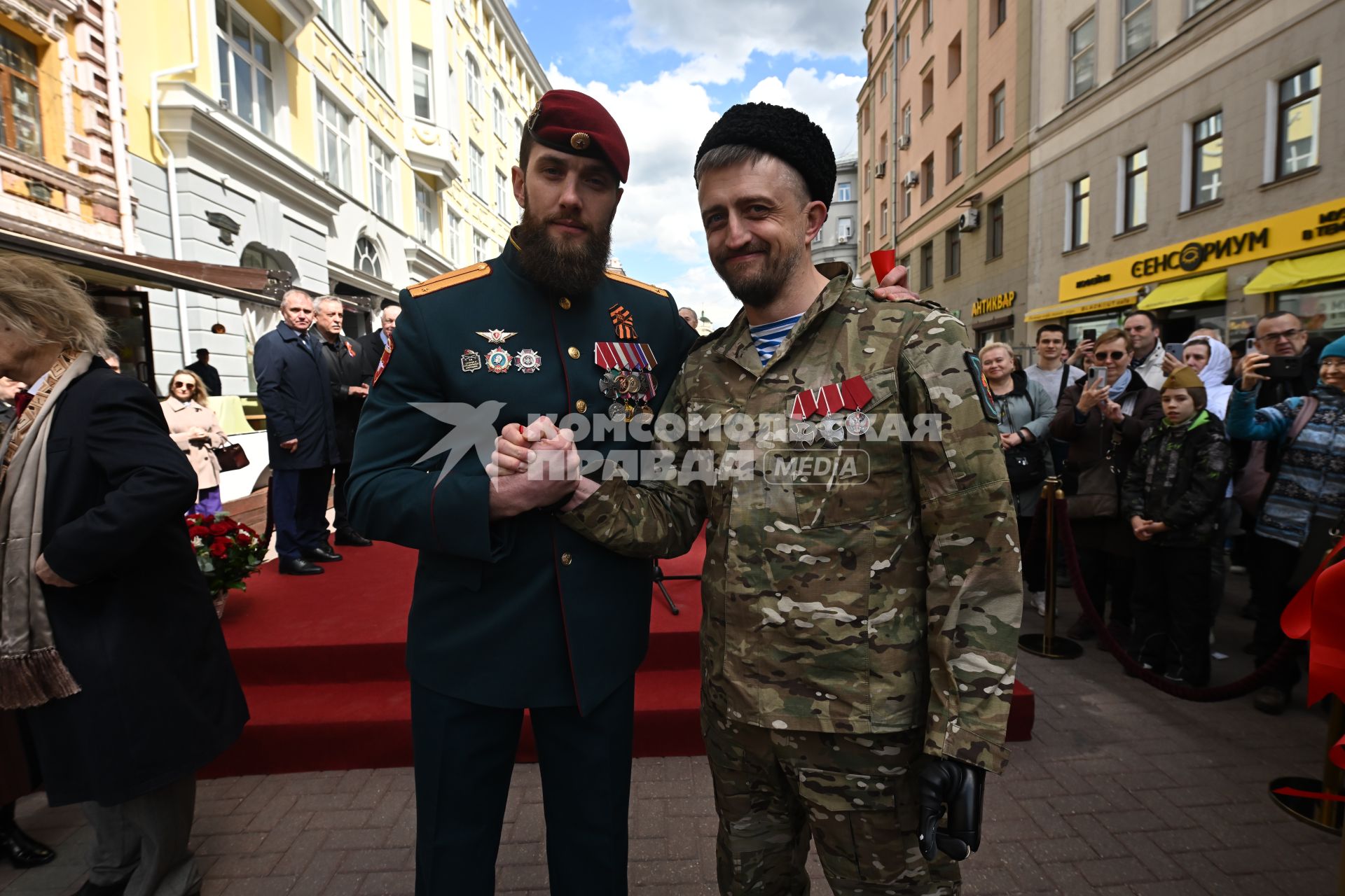 Выставка Александра Шилова Они сражались за Родину\" на Арбате