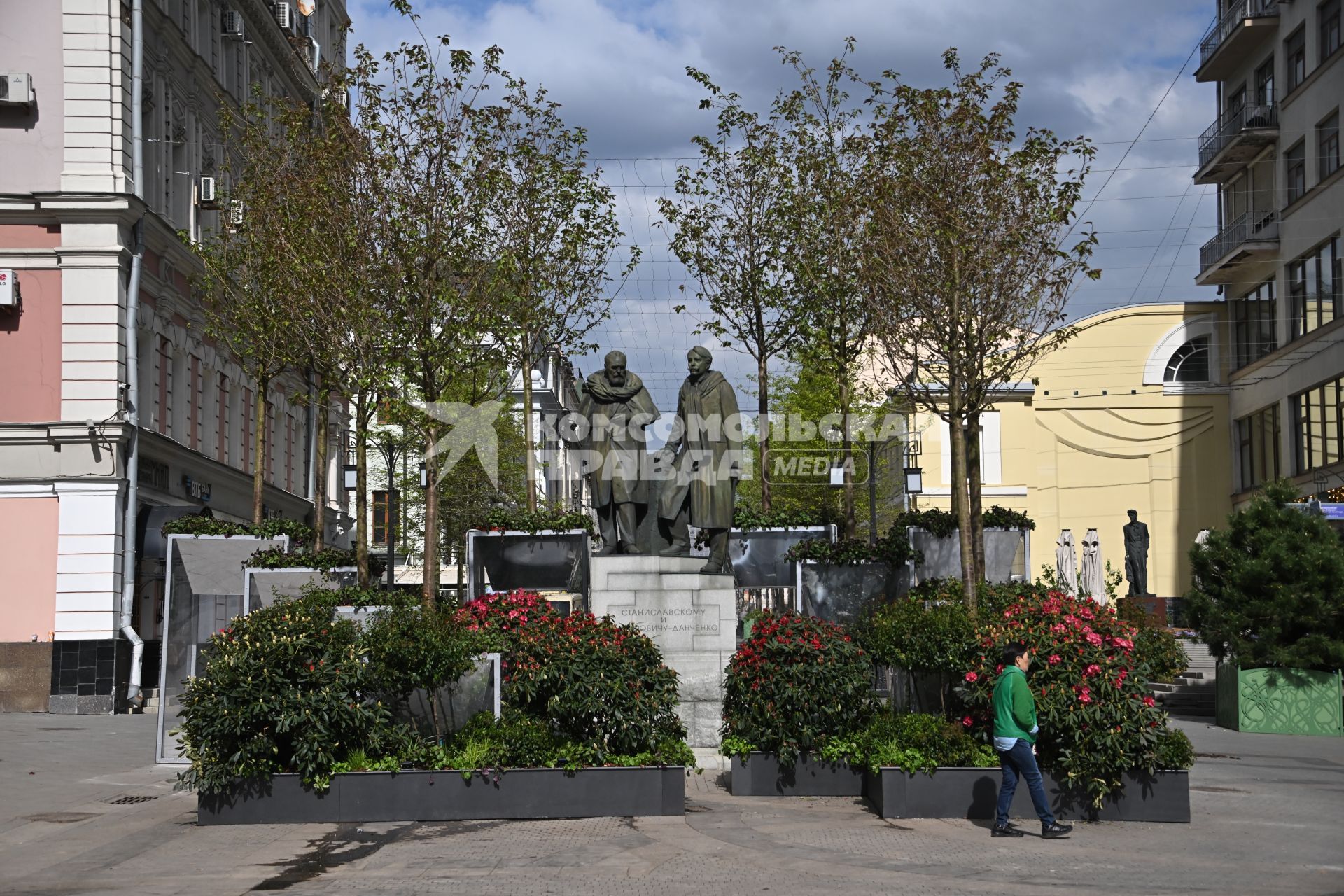 Цветочные клумбы и арт- объекты на улицах Москвы