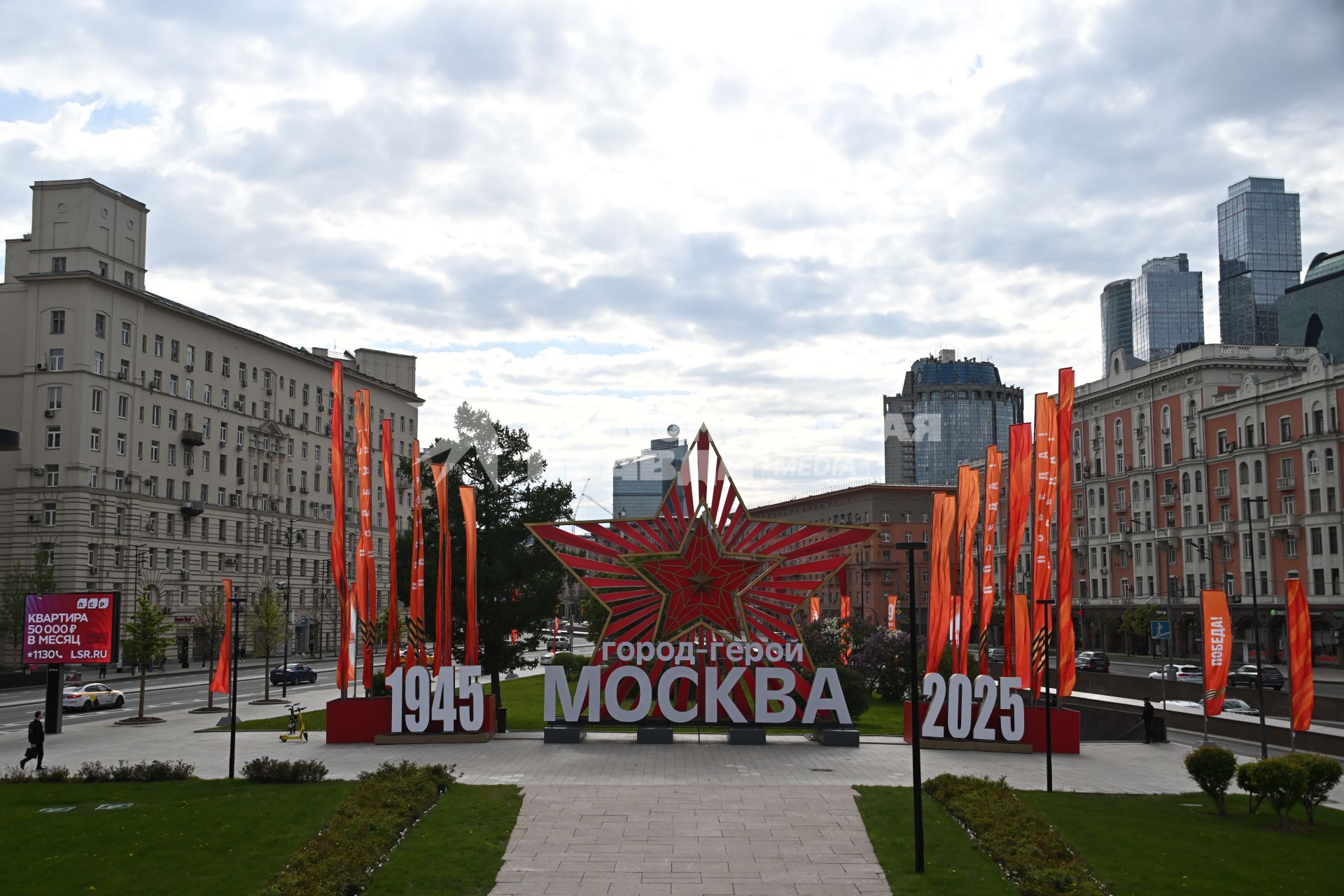 Цветочные клумбы и арт- объекты на улицах Москвы