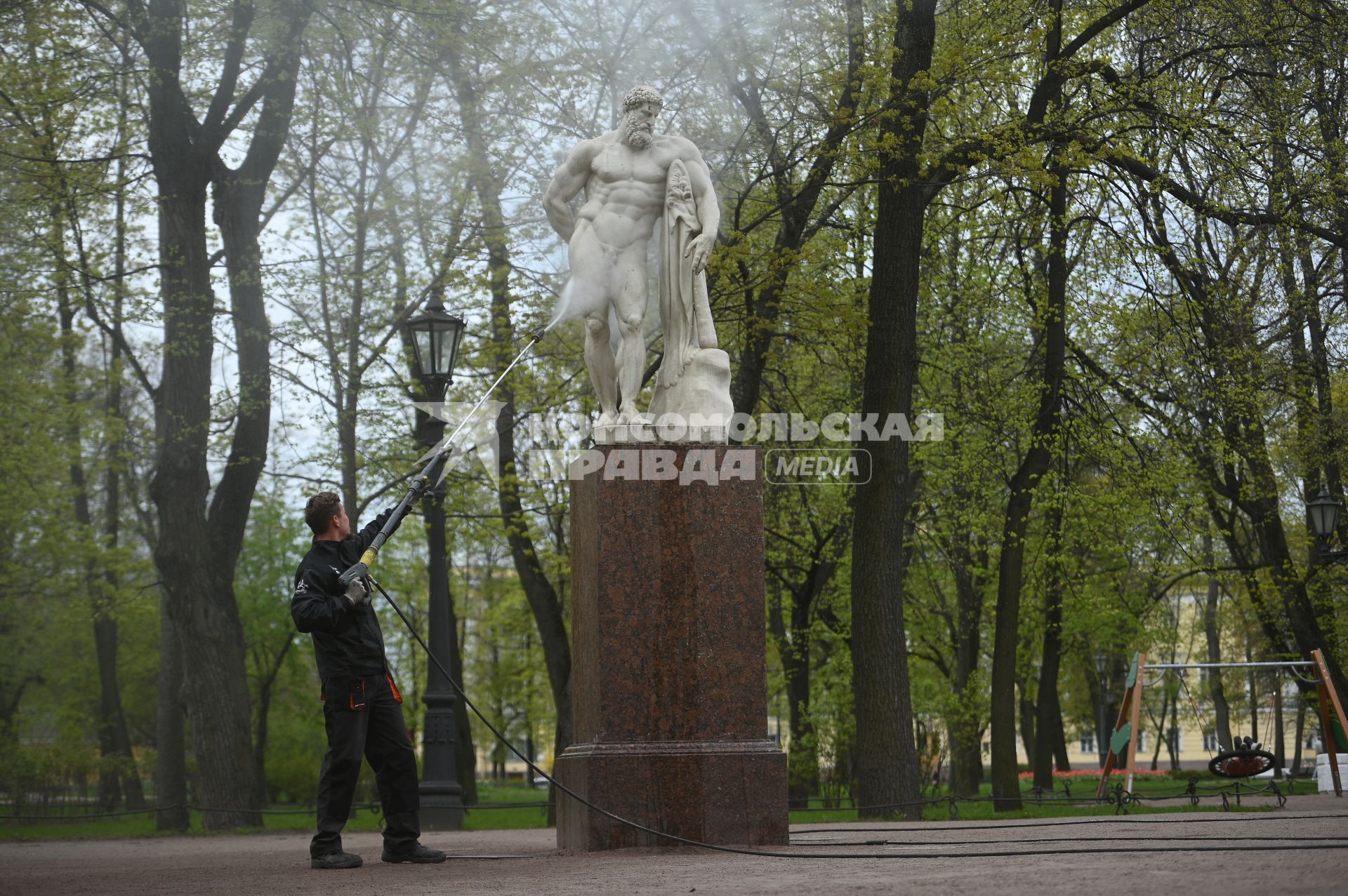 Помывка скульптур в Александровском саду Петербурга