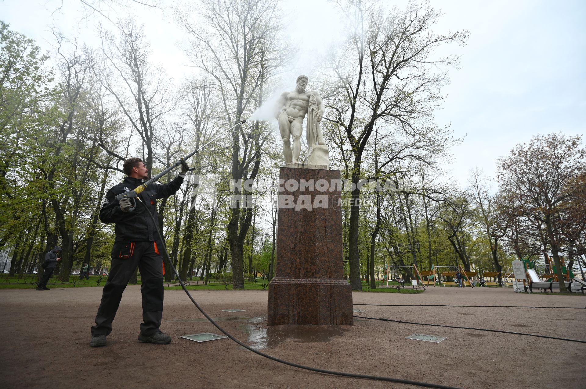 Помывка скульптур в Александровском саду Петербурга