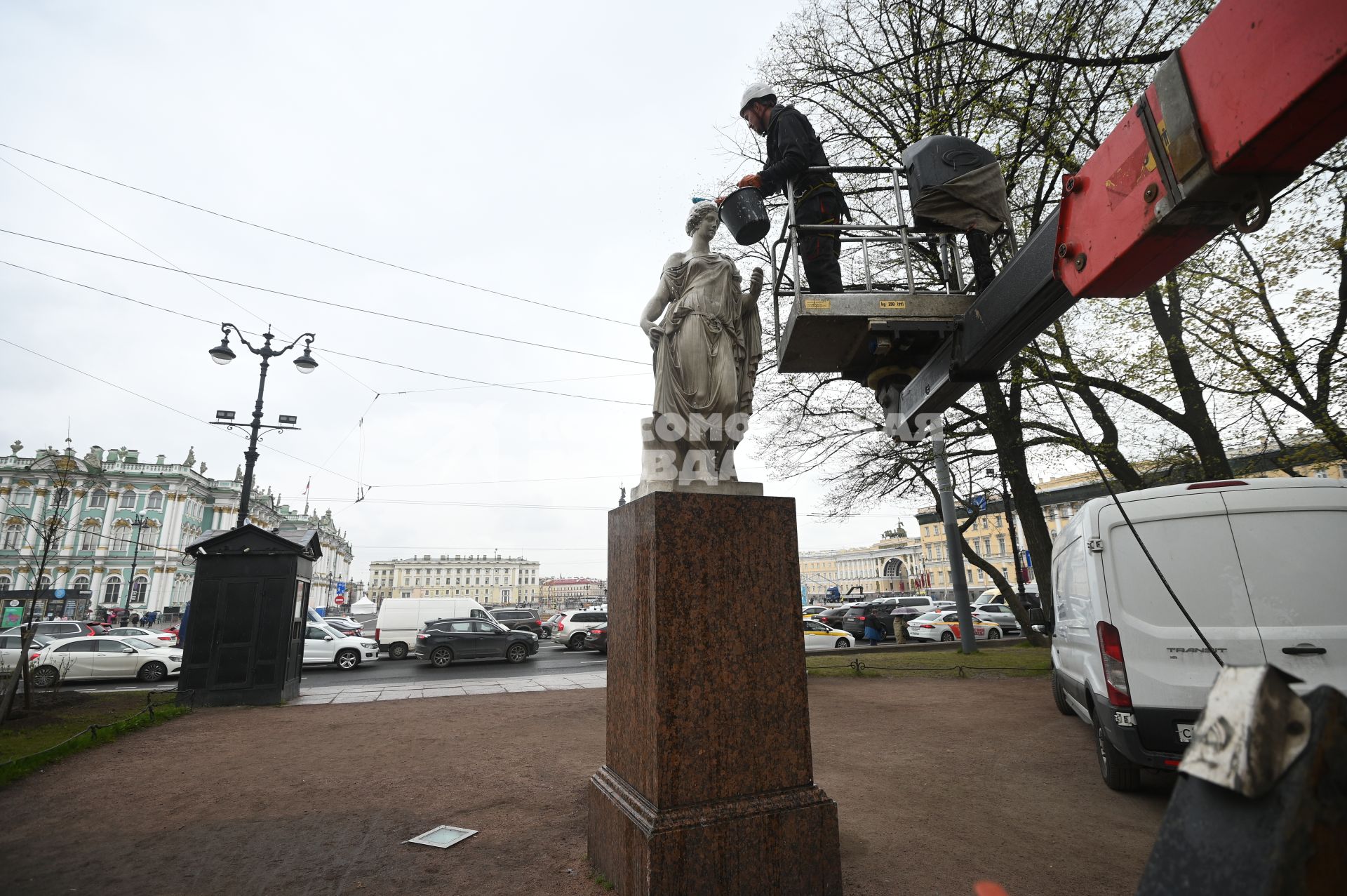 Помывка скульптур в Александровском саду Петербурга