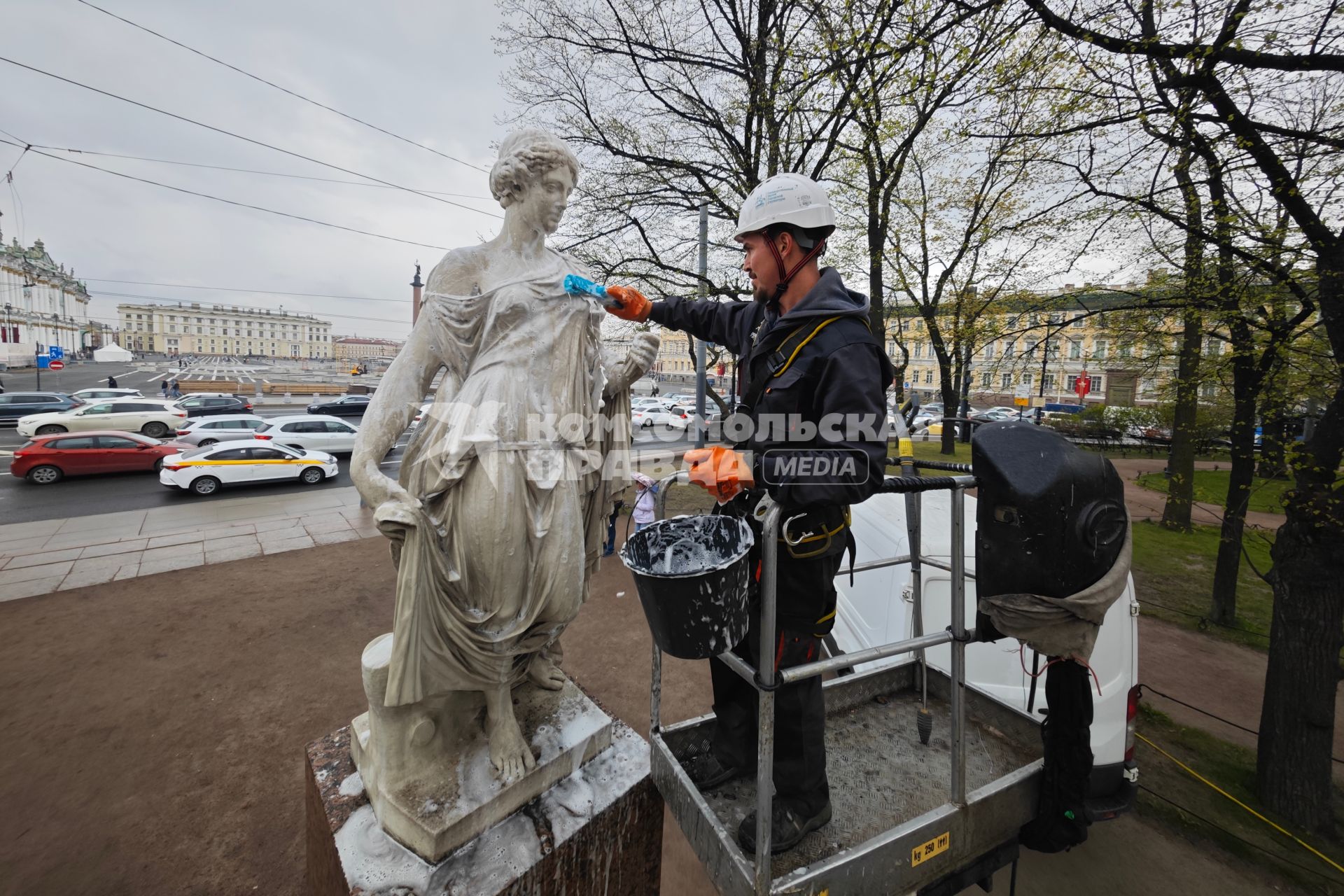 Помывка скульптур в Александровском саду Петербурга