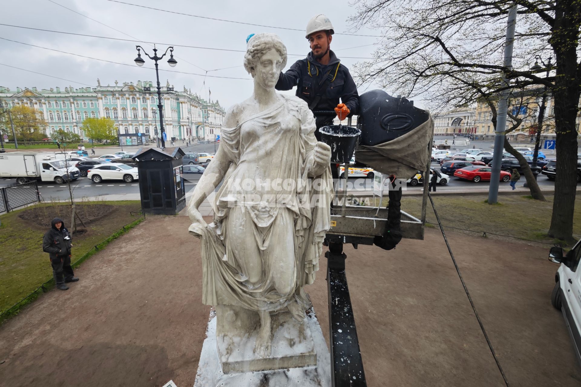 Помывка скульптур в Александровском саду Петербурга