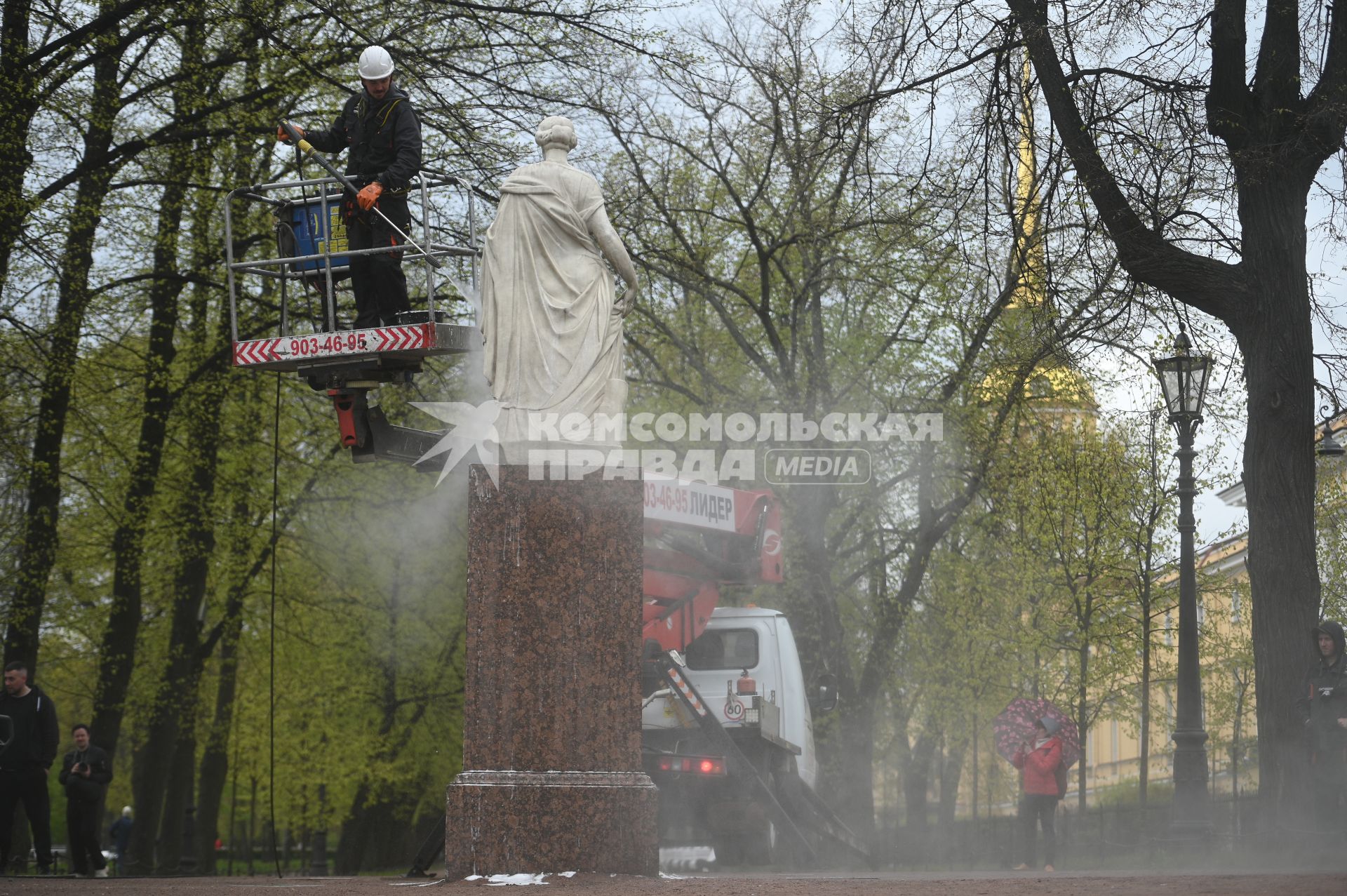 Помывка скульптур в Александровском саду Петербурга