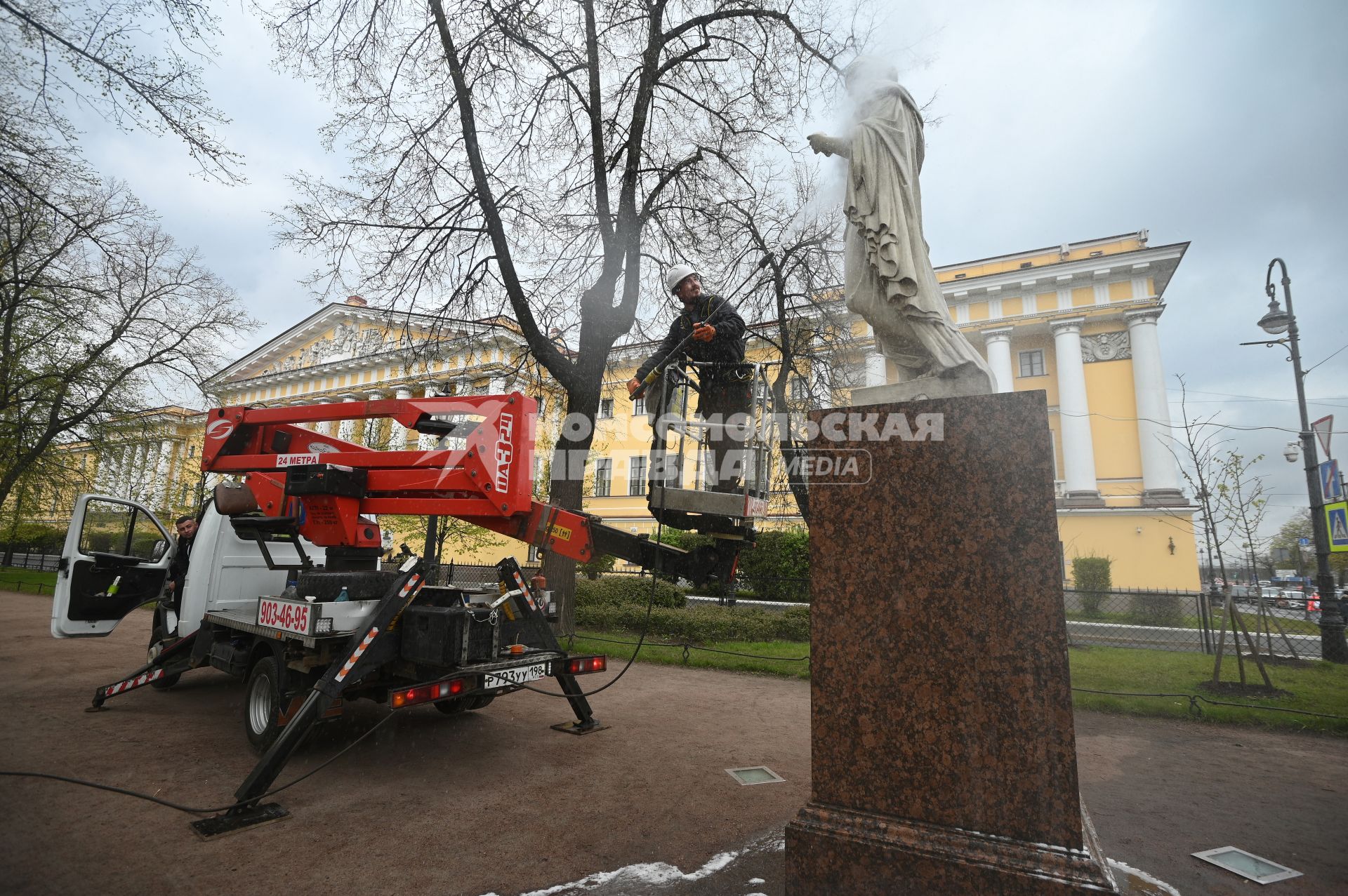 Помывка скульптур в Александровском саду Петербурга