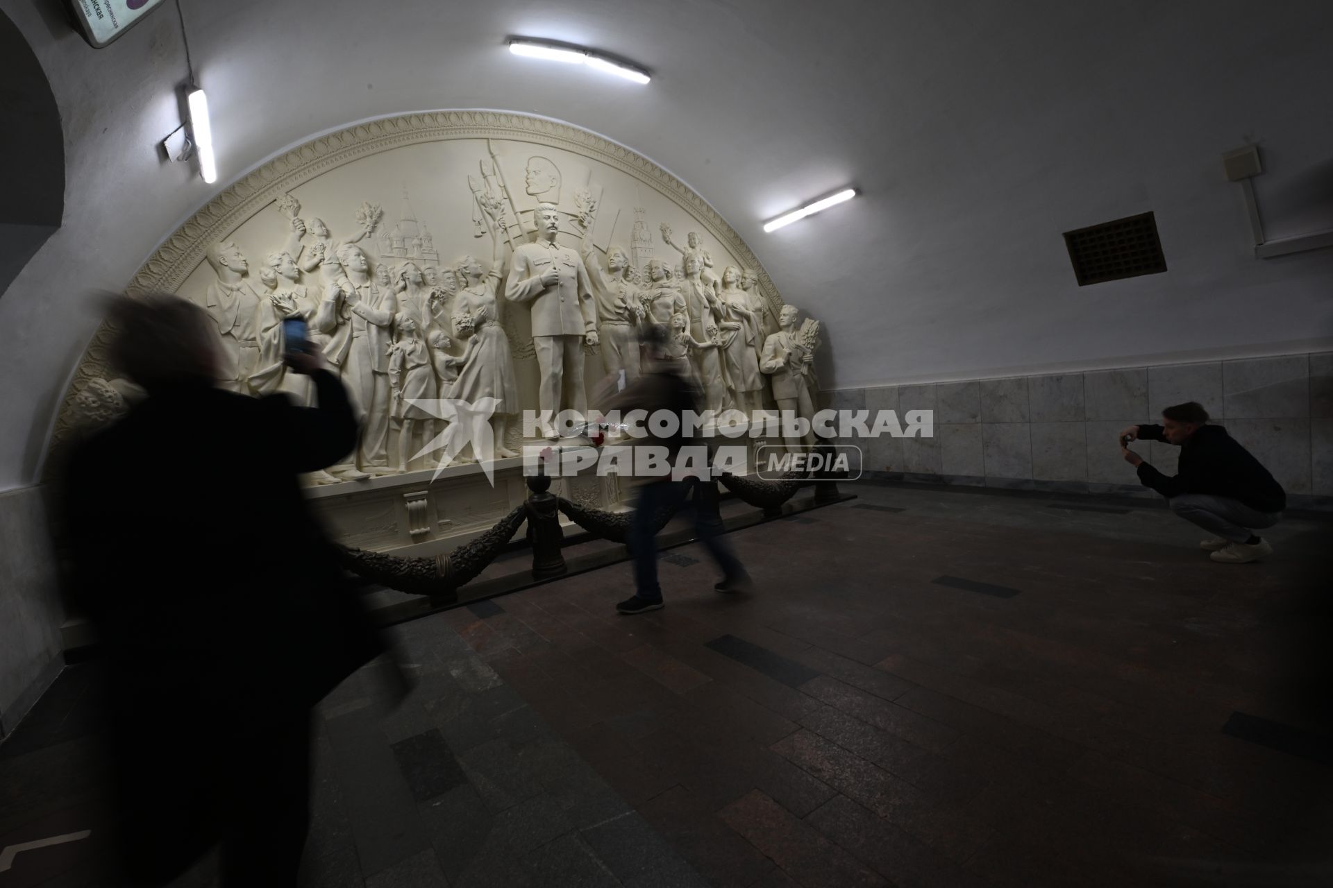 Барельеф \"Благодарность народа вождю-полководцу\" в московском метро