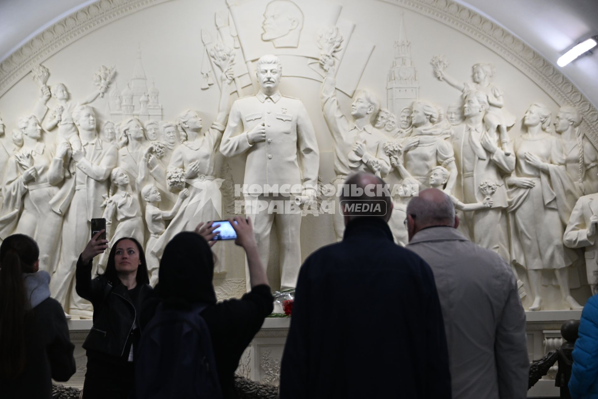Барельеф \"Благодарность народа вождю-полководцу\" в московском метро