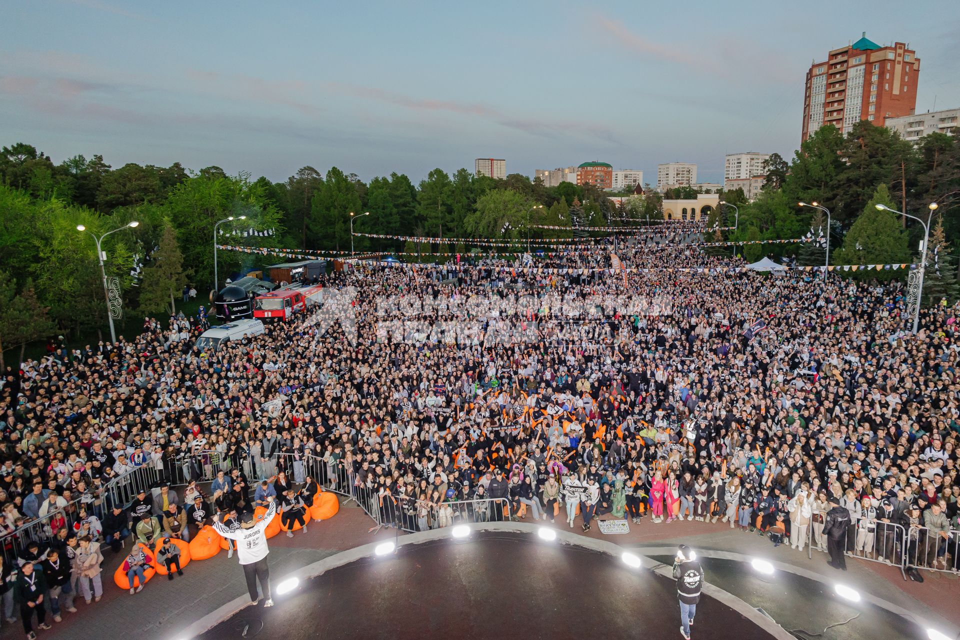 Фанаты ХК Трактор\" в фанзоне в ПКиО имени Гагарина