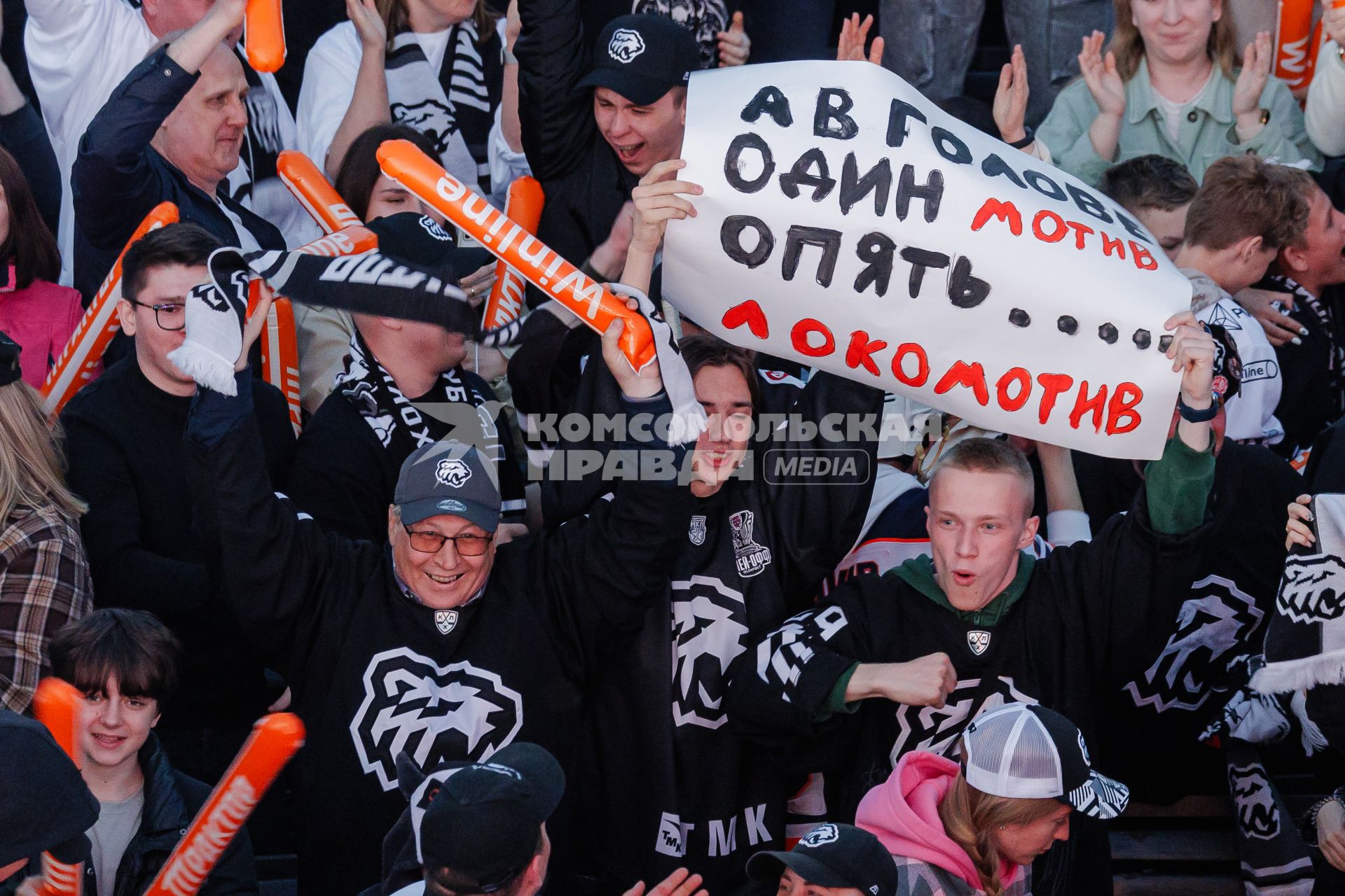 Фанаты ХК Трактор\" в фанзоне в ПКиО имени Гагарина
