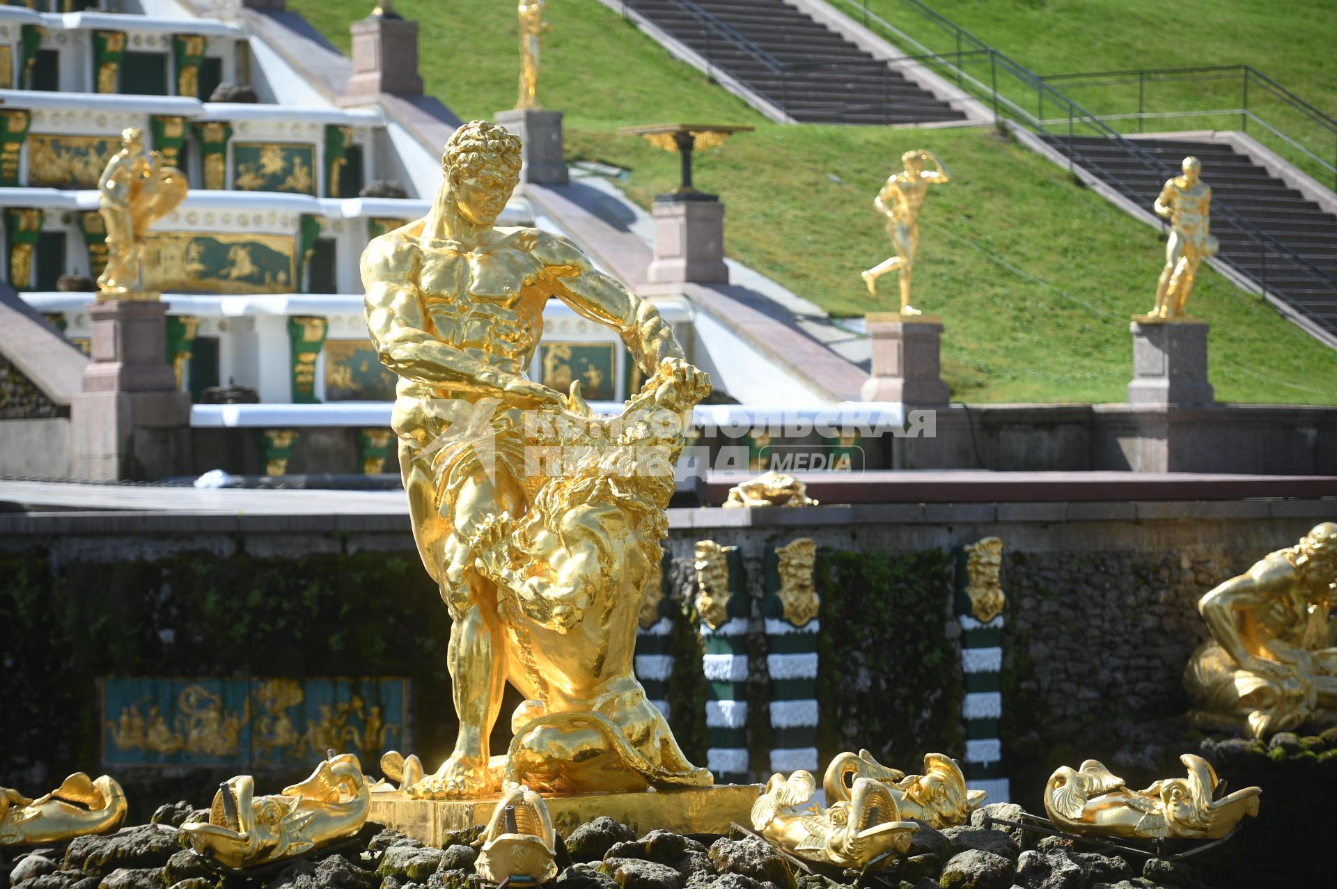 Весенний праздник фонтанов в Петергофе