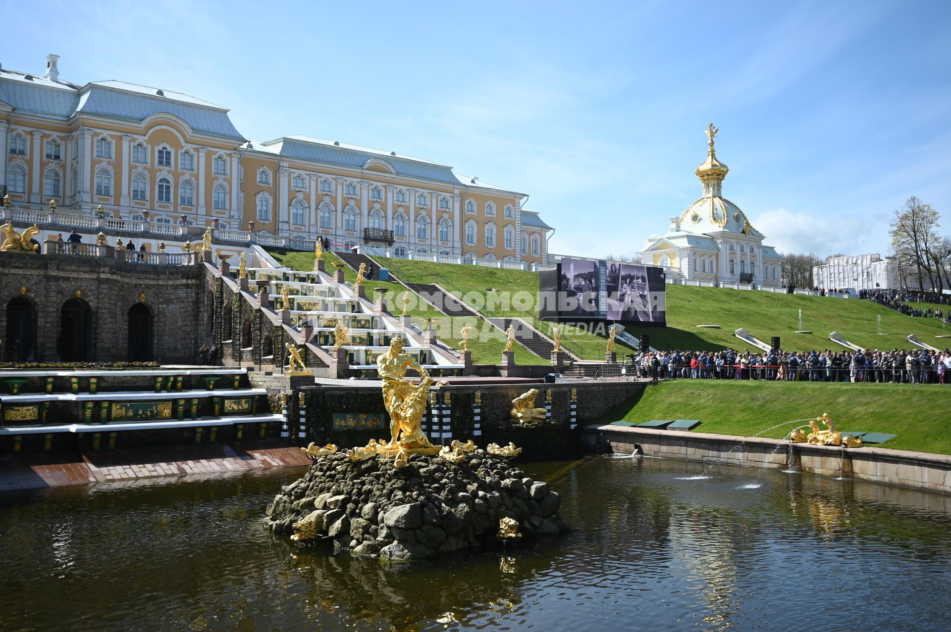 Весенний праздник фонтанов в Петергофе