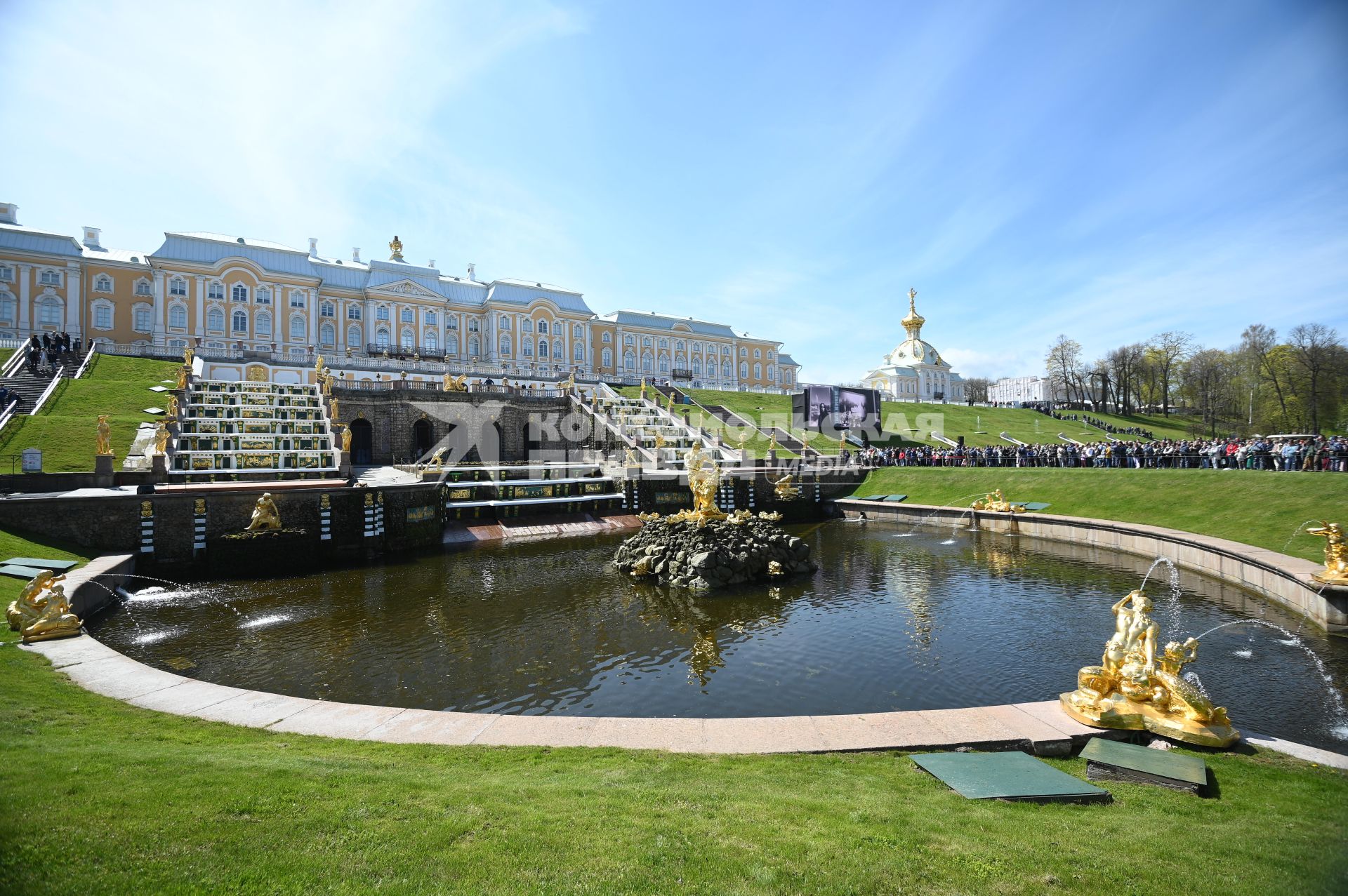 Весенний праздник фонтанов в Петергофе
