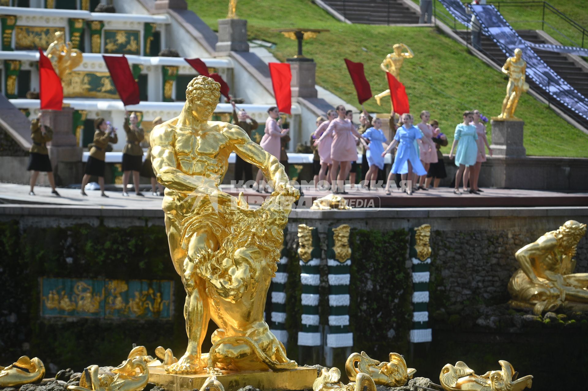 Весенний праздник фонтанов в Петергофе