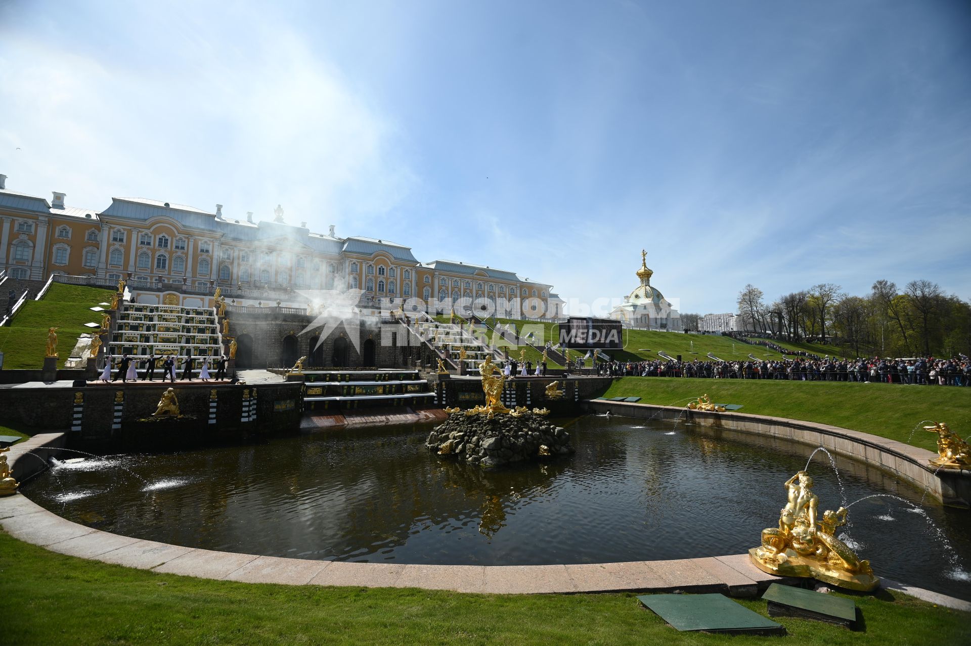 Весенний праздник фонтанов в Петергофе