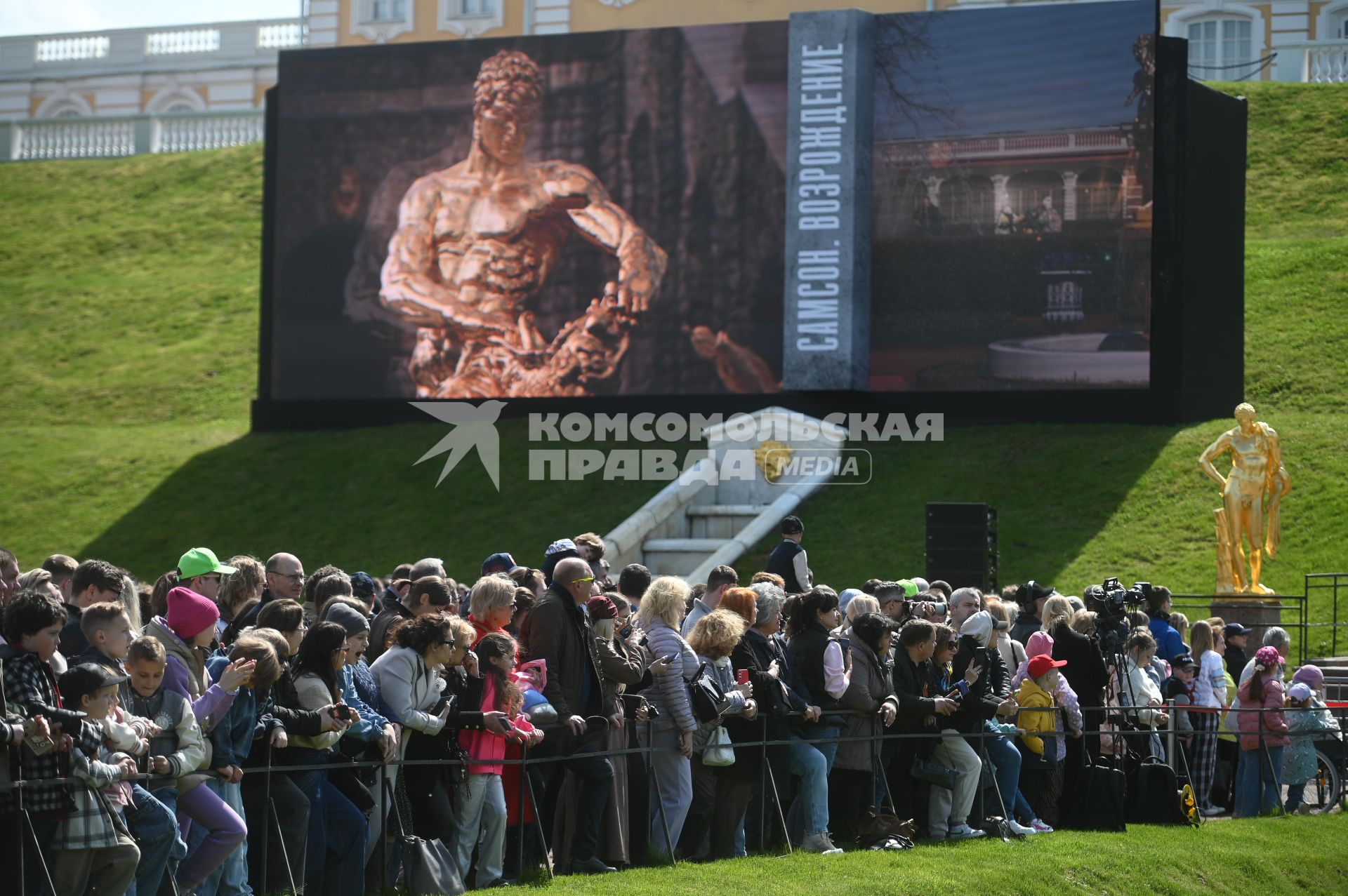 Весенний праздник фонтанов в Петергофе
