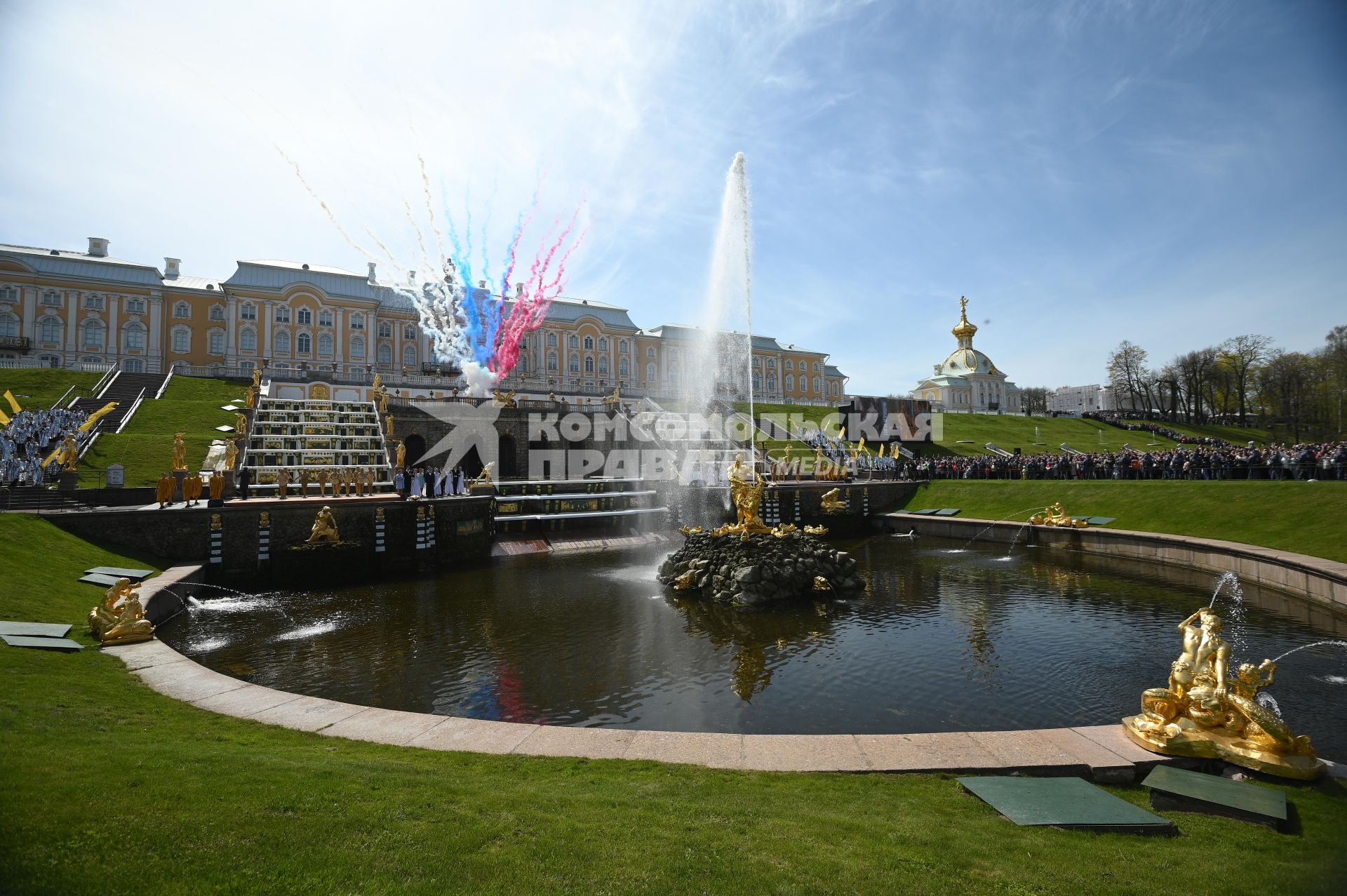 Весенний праздник фонтанов в Петергофе