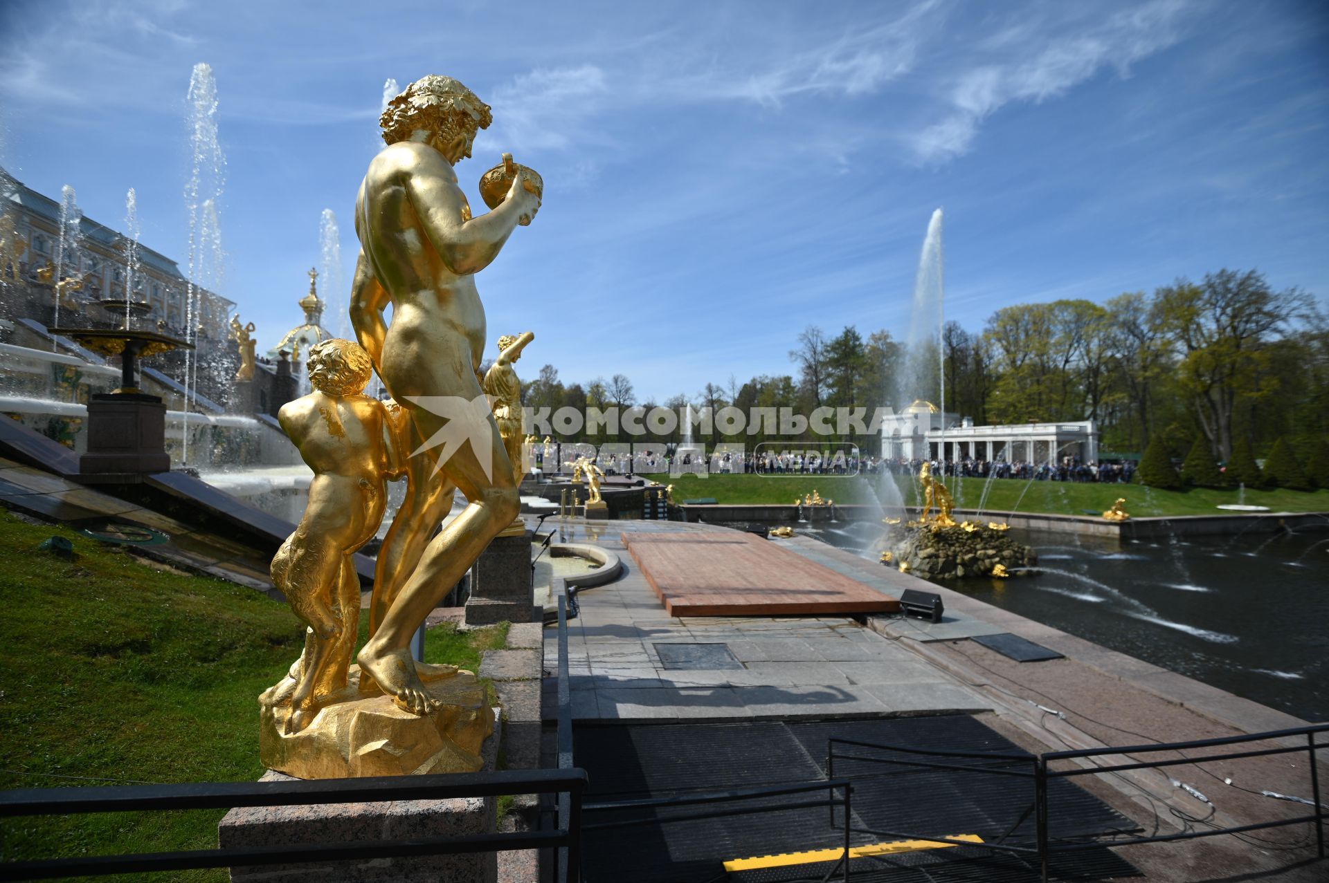 Весенний праздник фонтанов в Петергофе
