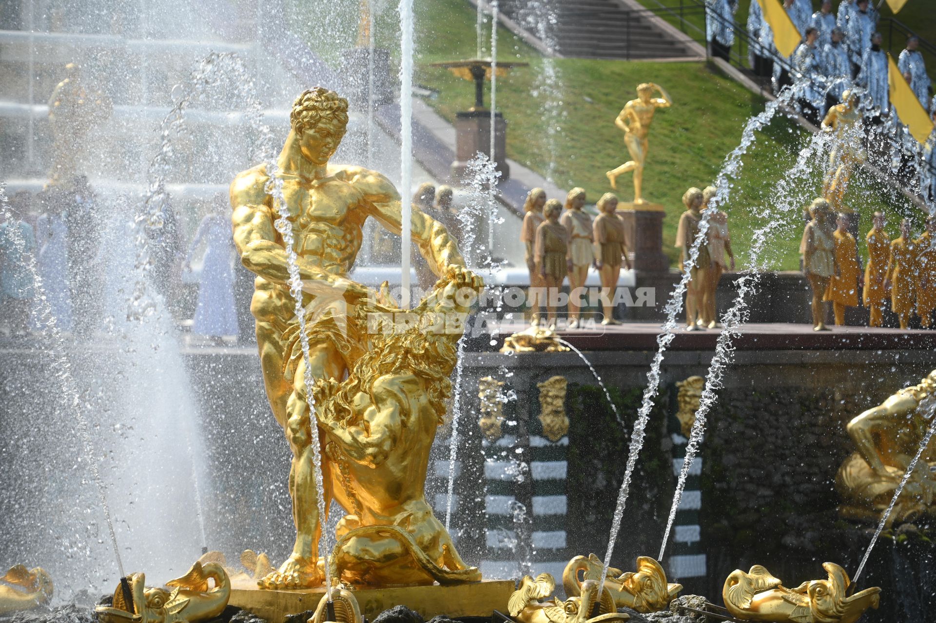 Весенний праздник фонтанов в Петергофе