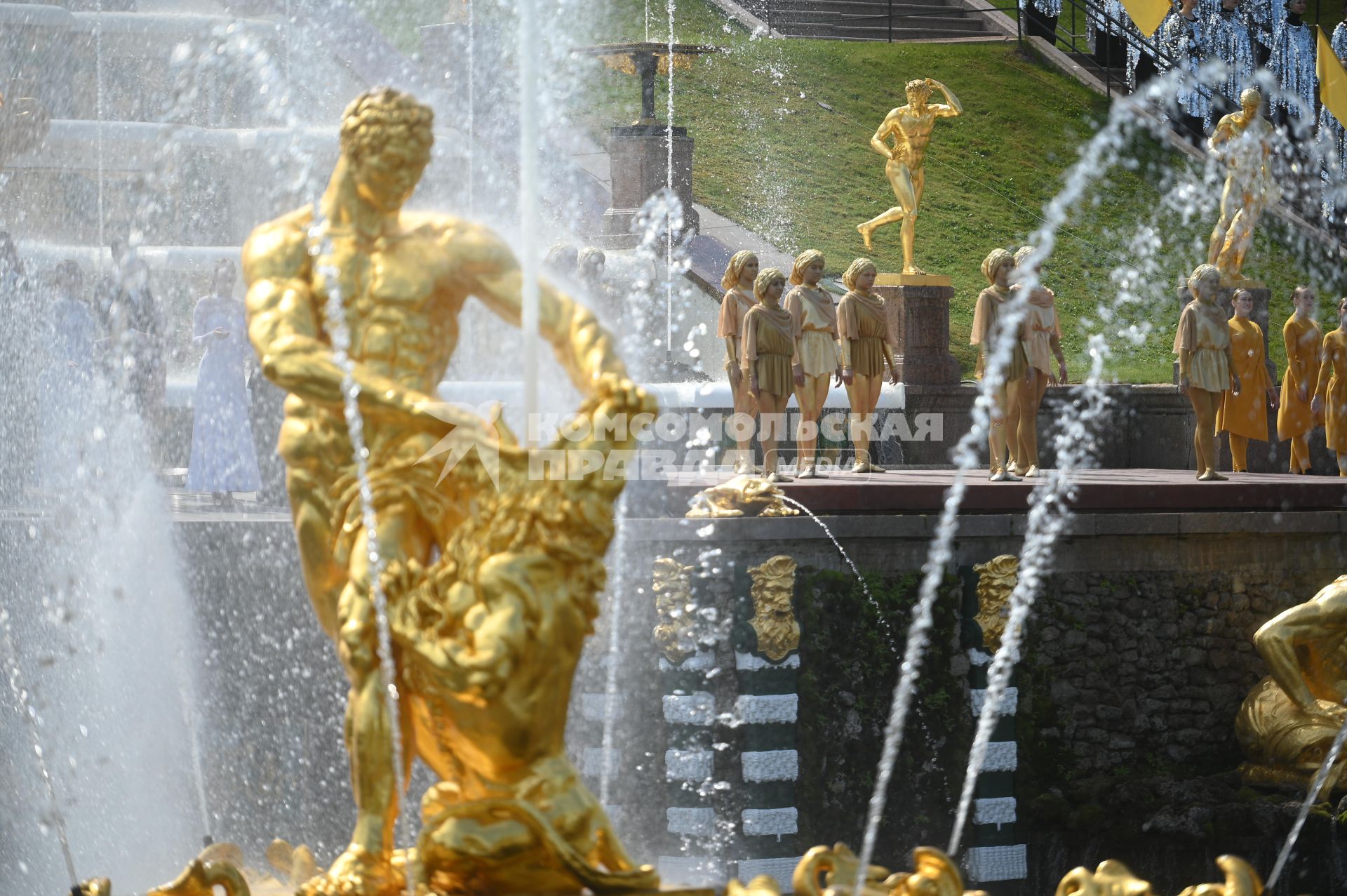 Весенний праздник фонтанов в Петергофе