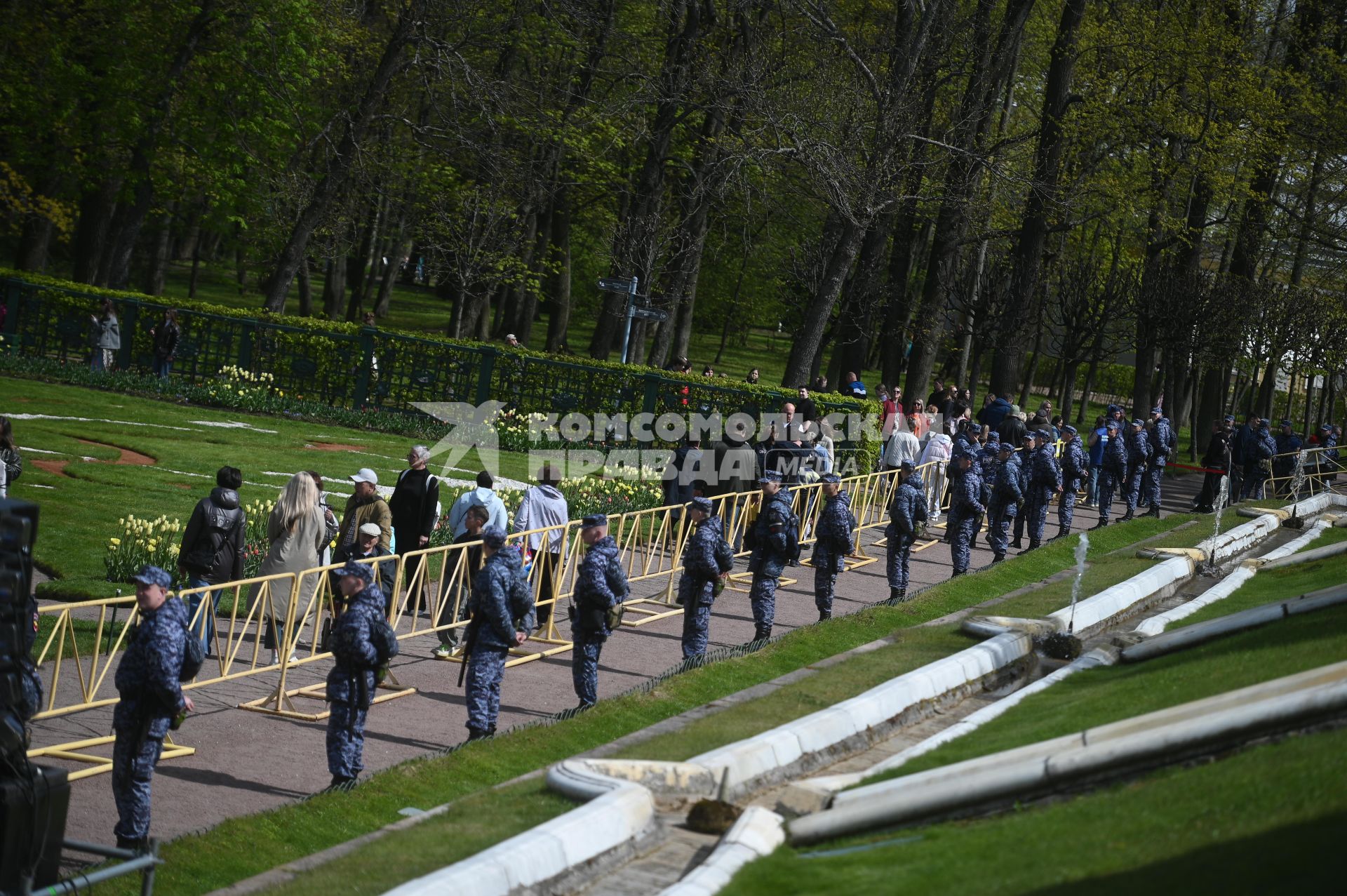 Весенний праздник фонтанов в Петергофе