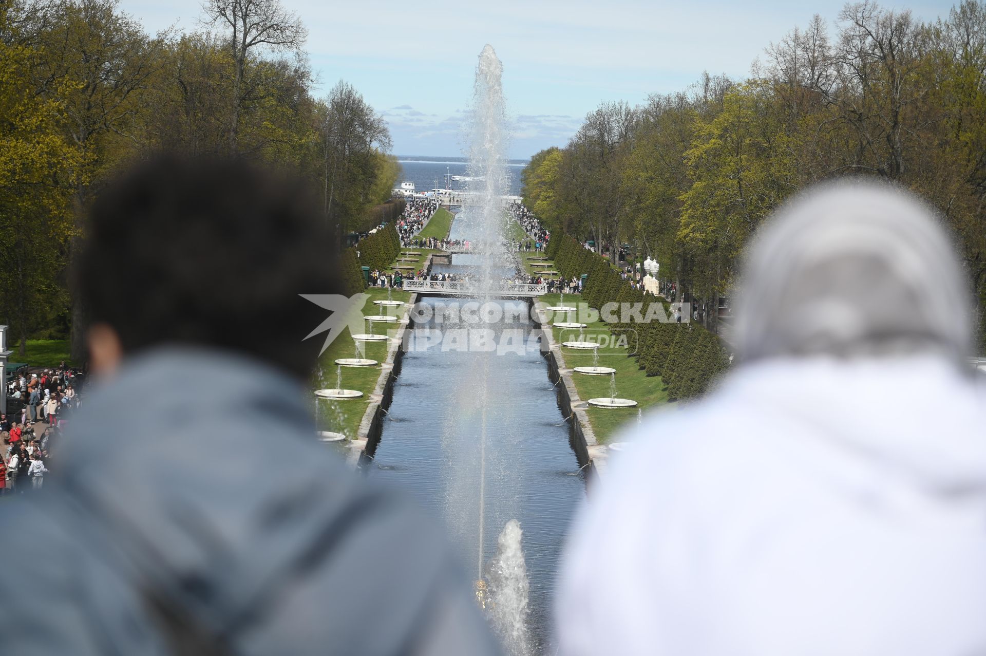 Весенний праздник фонтанов в Петергофе