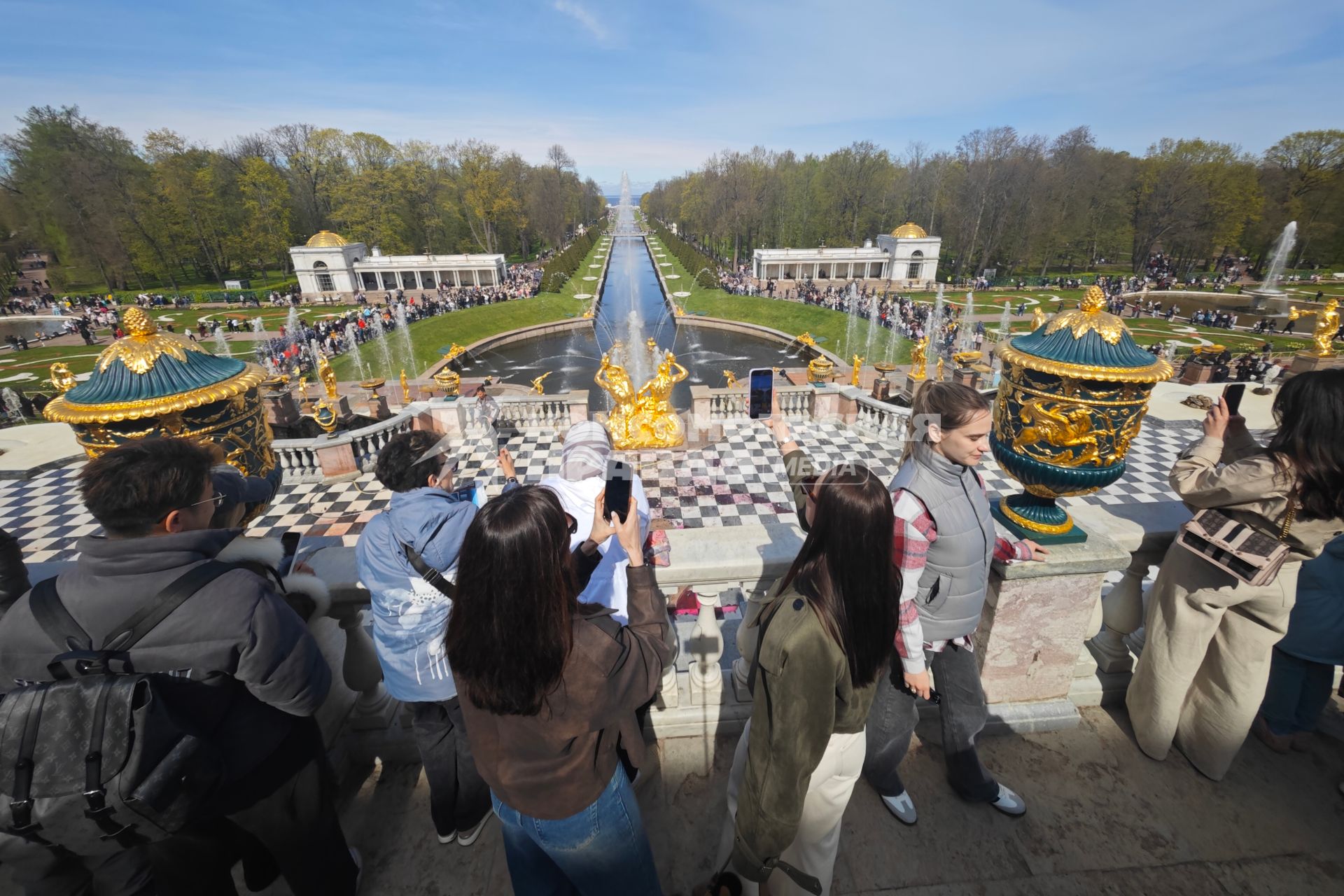 Весенний праздник фонтанов в Петергофе