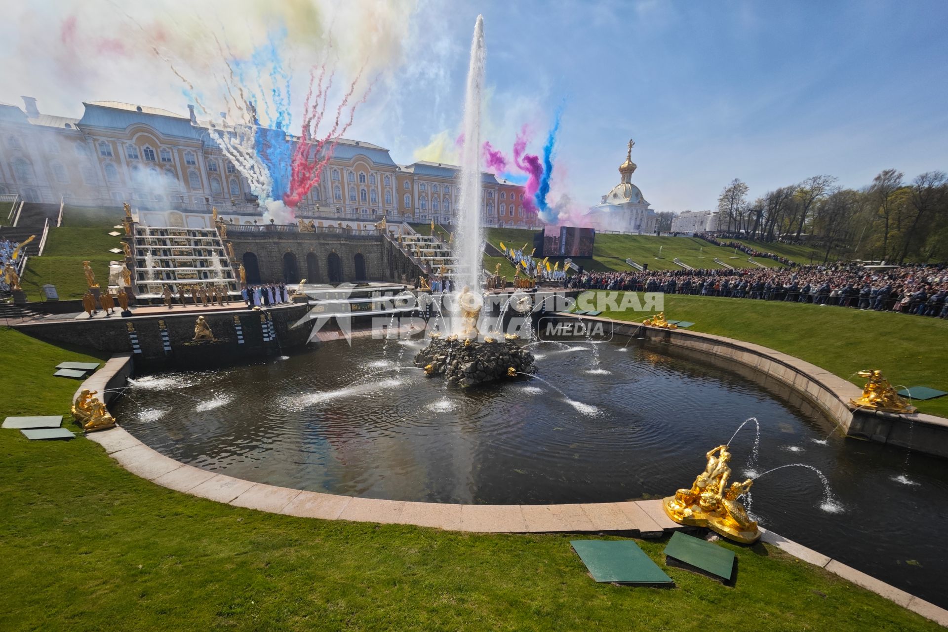 Весенний праздник фонтанов в Петергофе