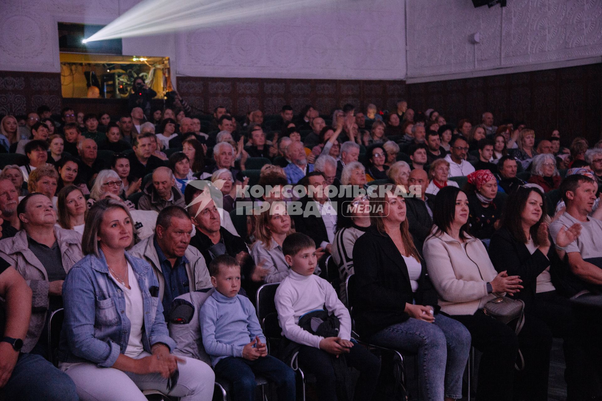 Народные артисты дают концерты на Донбассе в честь 80-летия Победы