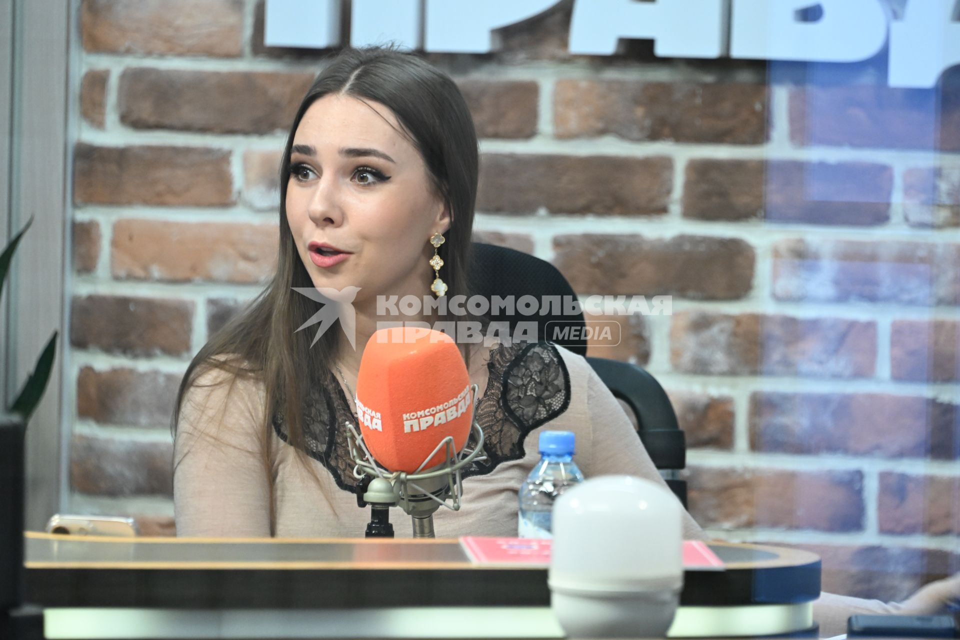Елизавета Нугуманова на радиостанции Комсомольская правда\"