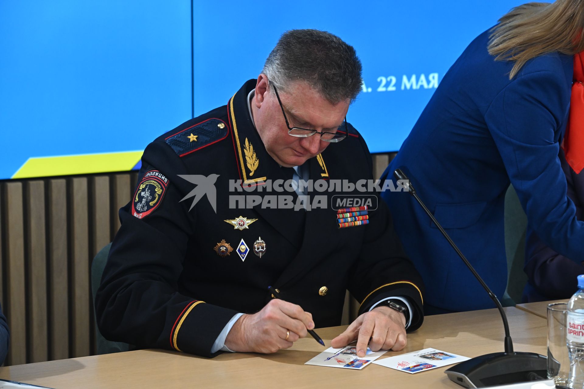 Олег Панарьин на церемонии гашения почтовой марки в честь 100-летия Комсомольской правды\"