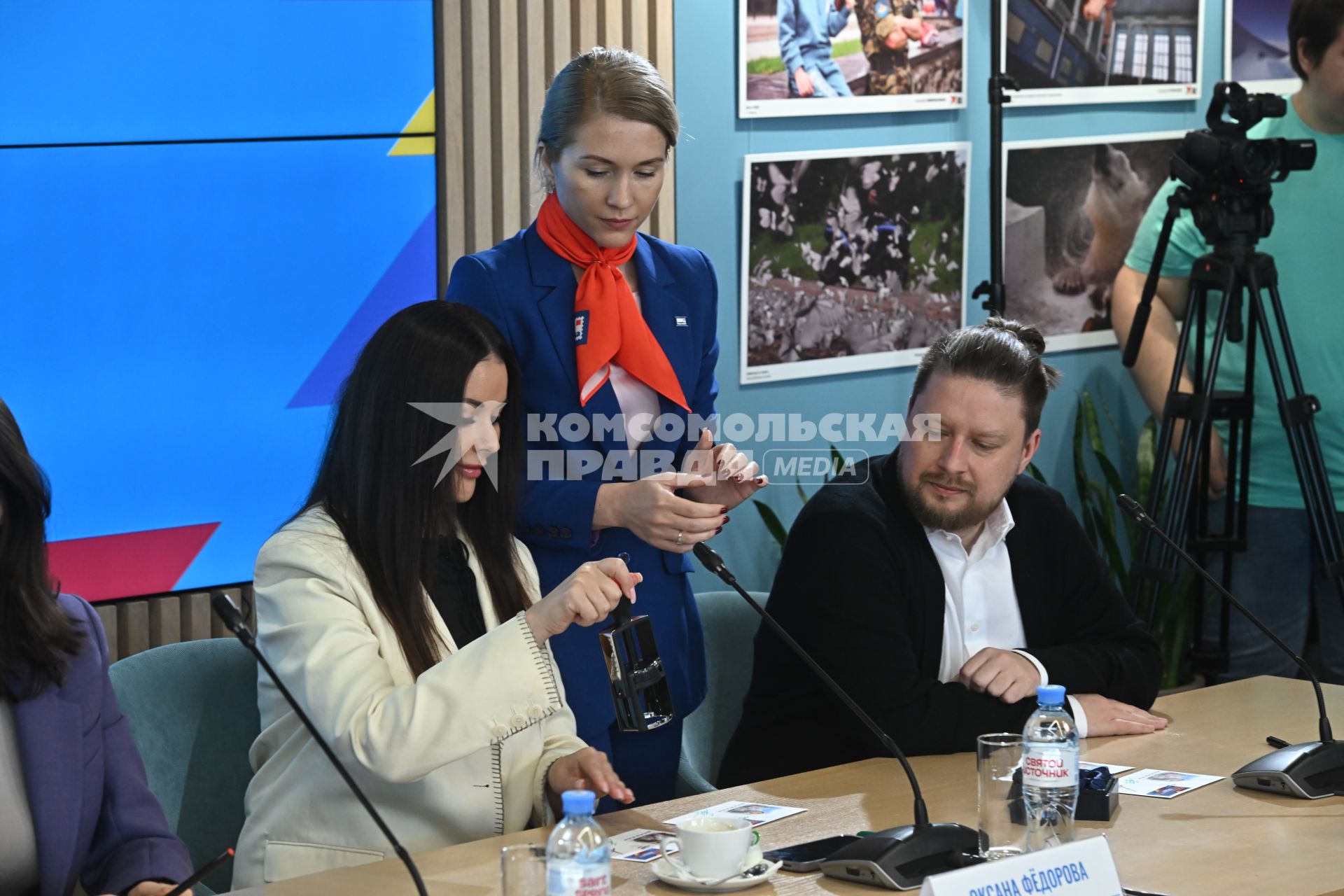 Оксана Федорова на церемонии гашения почтовой марки в честь 100-летия Комсомольской правды\"
