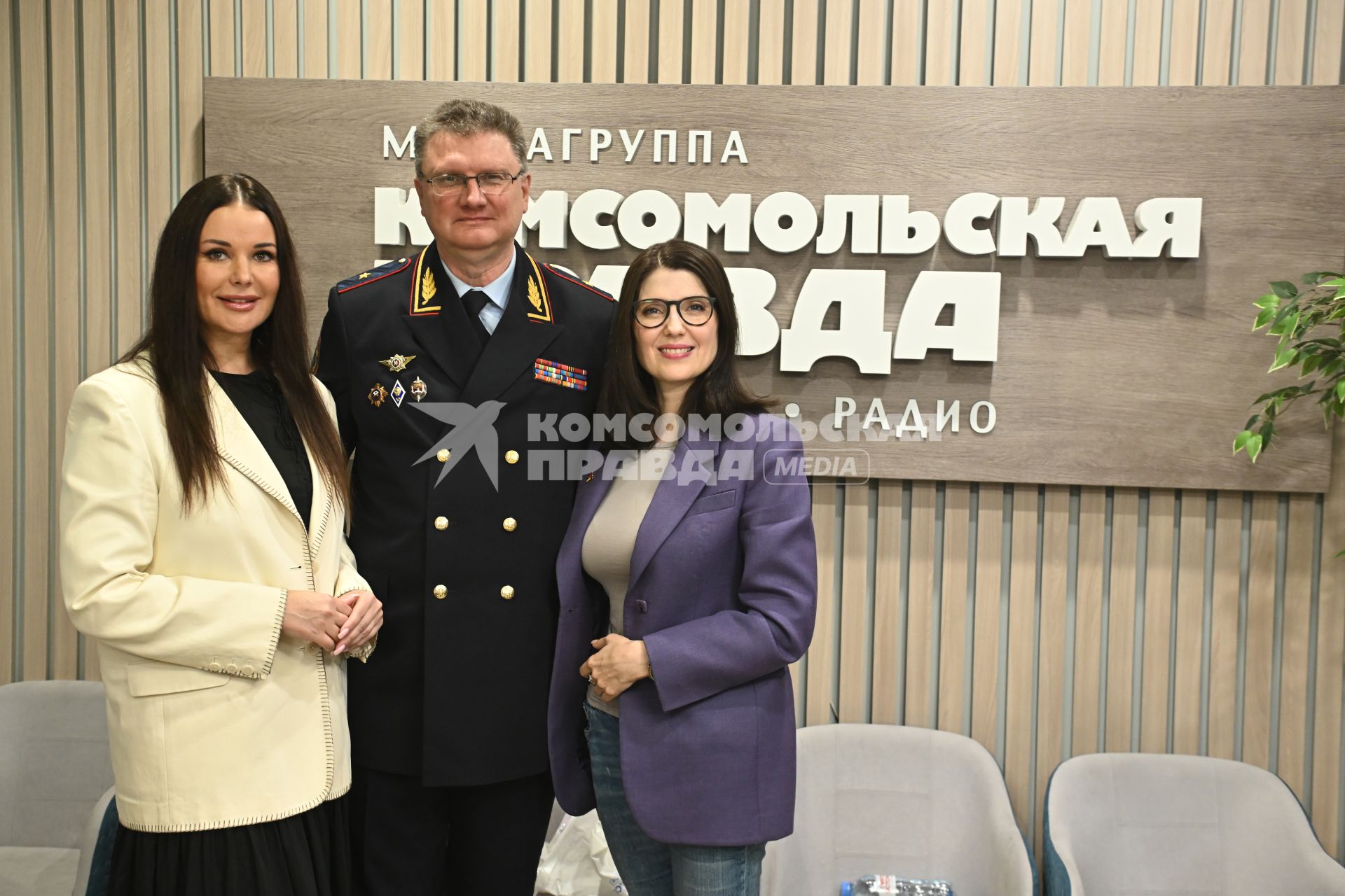 Олеся Носова, Оксана Федорова  и Олег Панарьин  на церемонии гашения почтовой марки в честь 100-летия Комсомольской правды\"