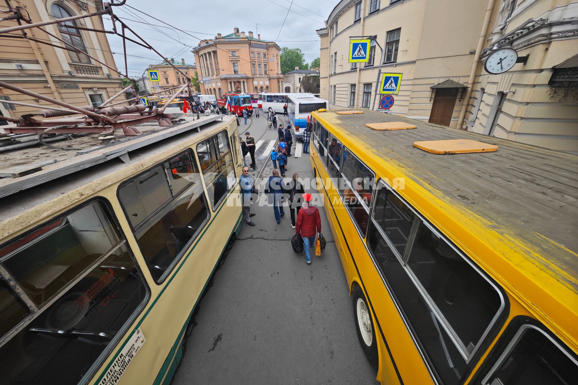 Выставка автомобильной ретротехники во время транспортного фестиваля ТранспортФест в Петербурге