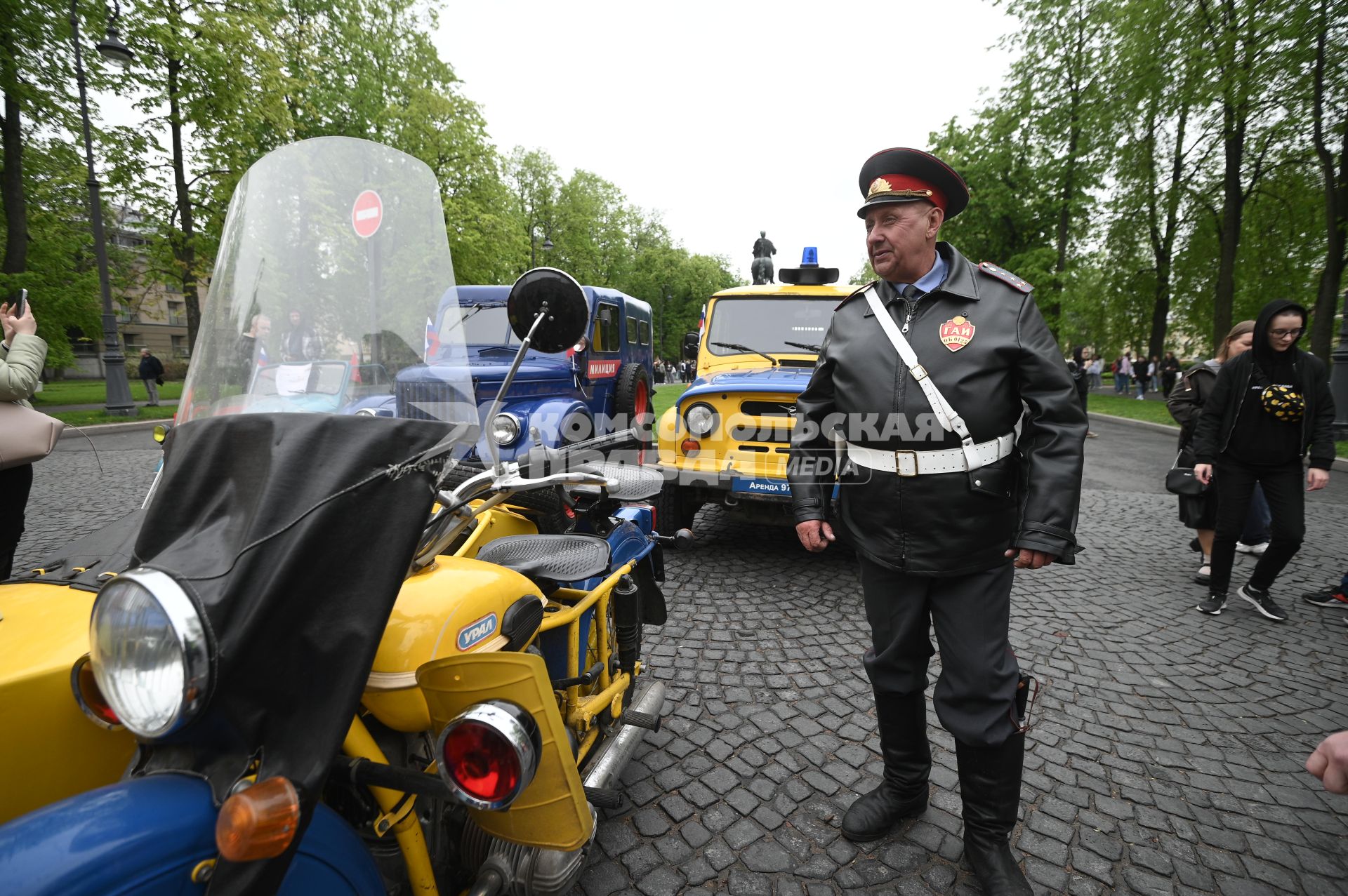 Выставка автомобильной ретротехники во время транспортного фестиваля ТранспортФест в Петербурге