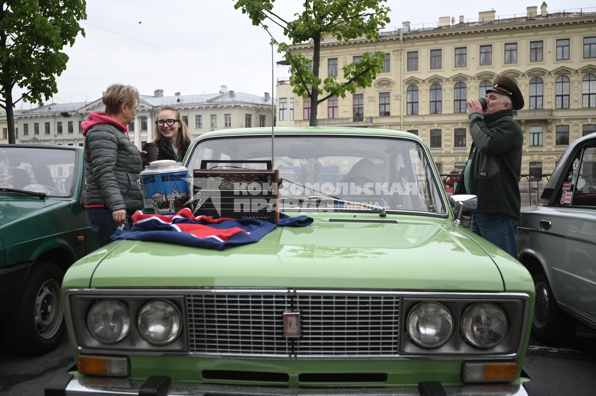 Выставка автомобильной ретротехники во время транспортного фестиваля ТранспортФест в Петербурге
