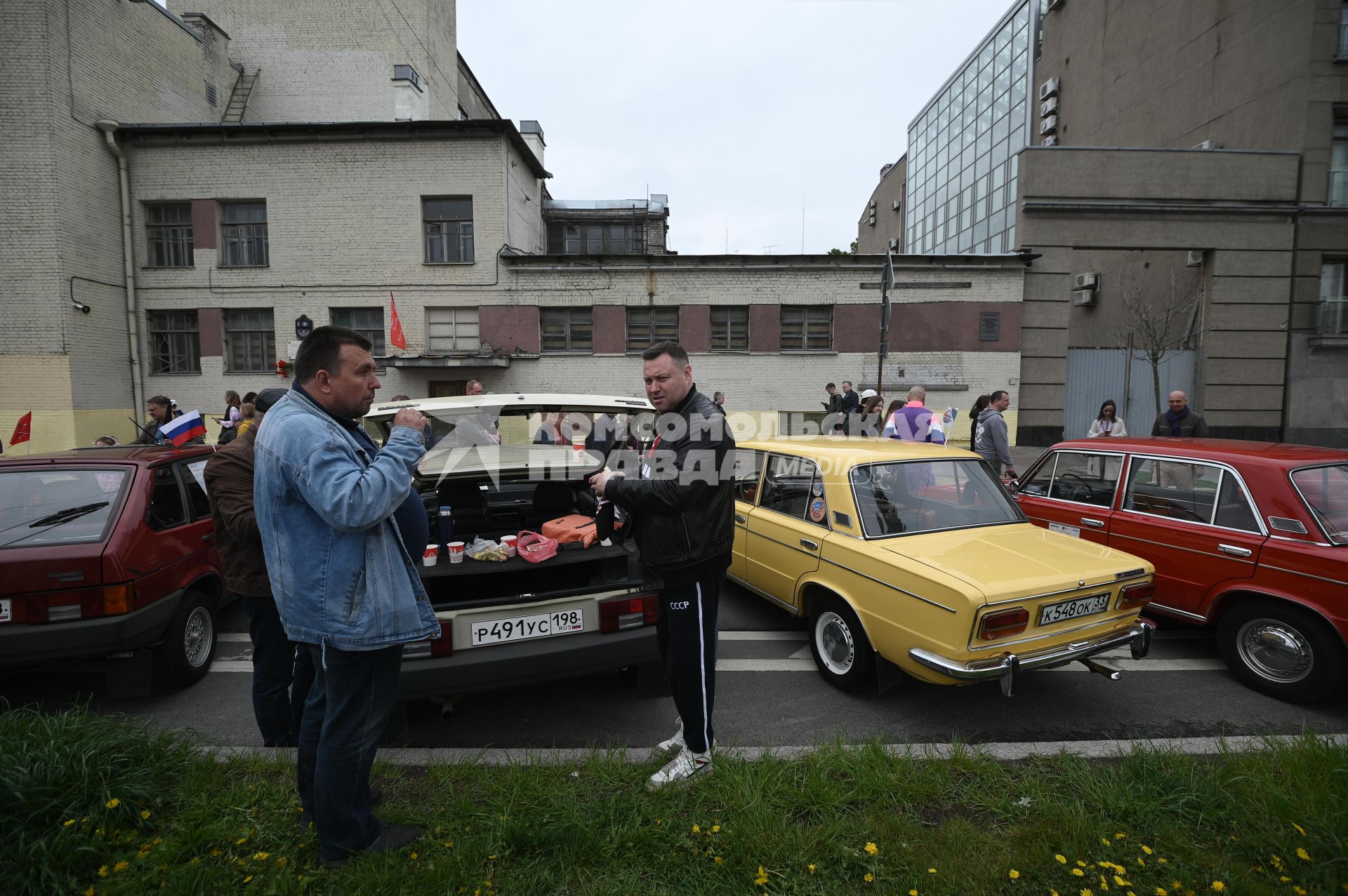 Выставка автомобильной ретротехники во время транспортного фестиваля ТранспортФест в Петербурге