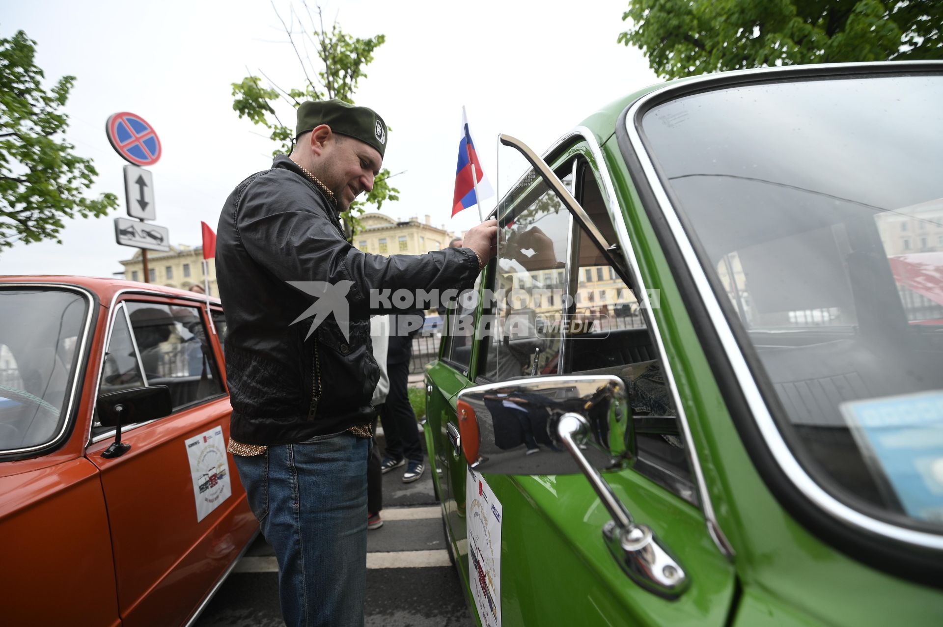 Выставка автомобильной ретротехники во время транспортного фестиваля ТранспортФест в Петербурге