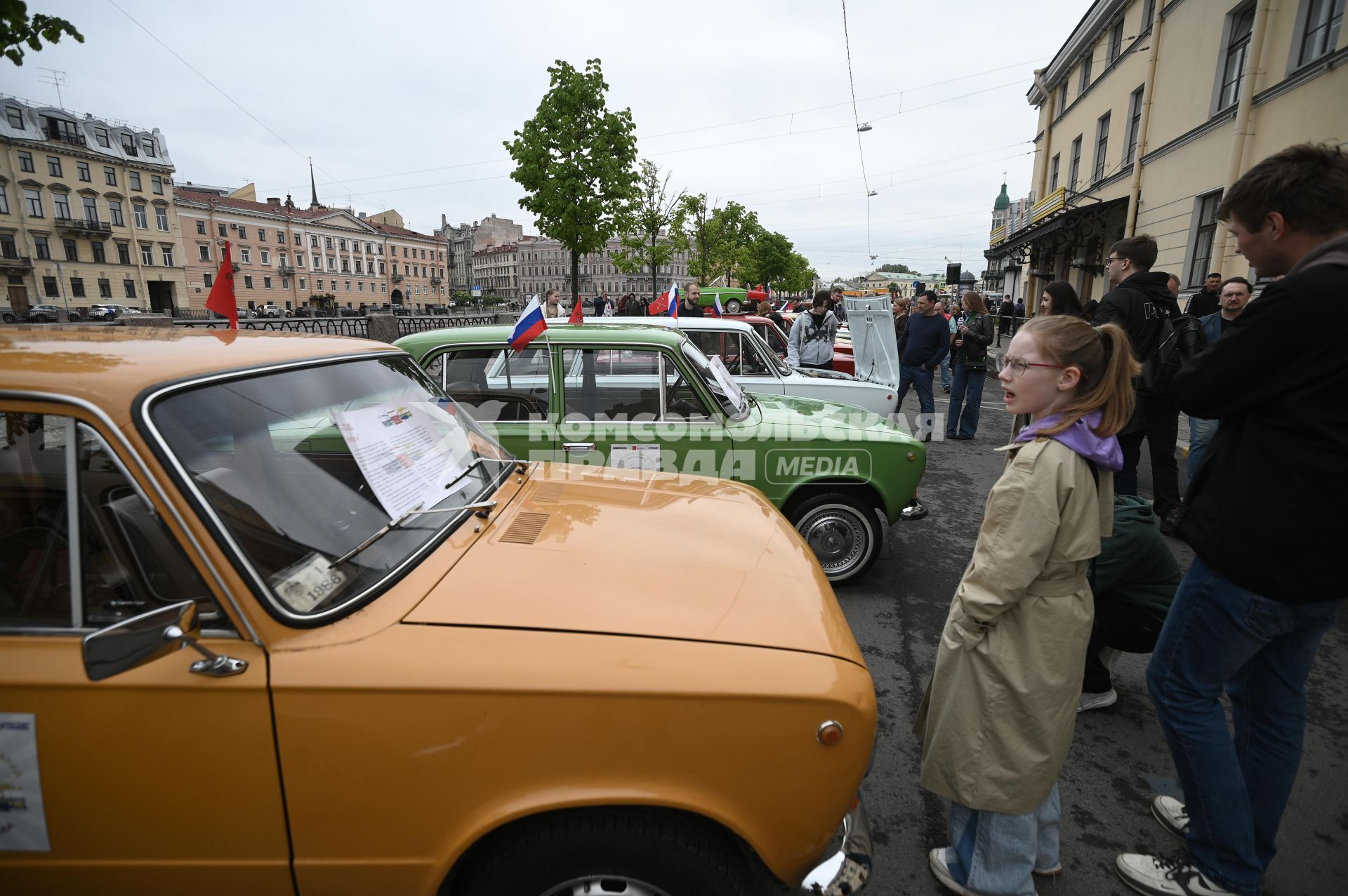 Выставка автомобильной ретротехники во время транспортного фестиваля ТранспортФест в Петербурге