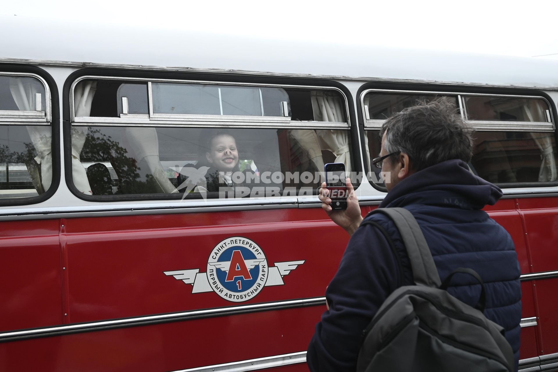 Выставка автомобильной ретротехники во время транспортного фестиваля ТранспортФест в Петербурге