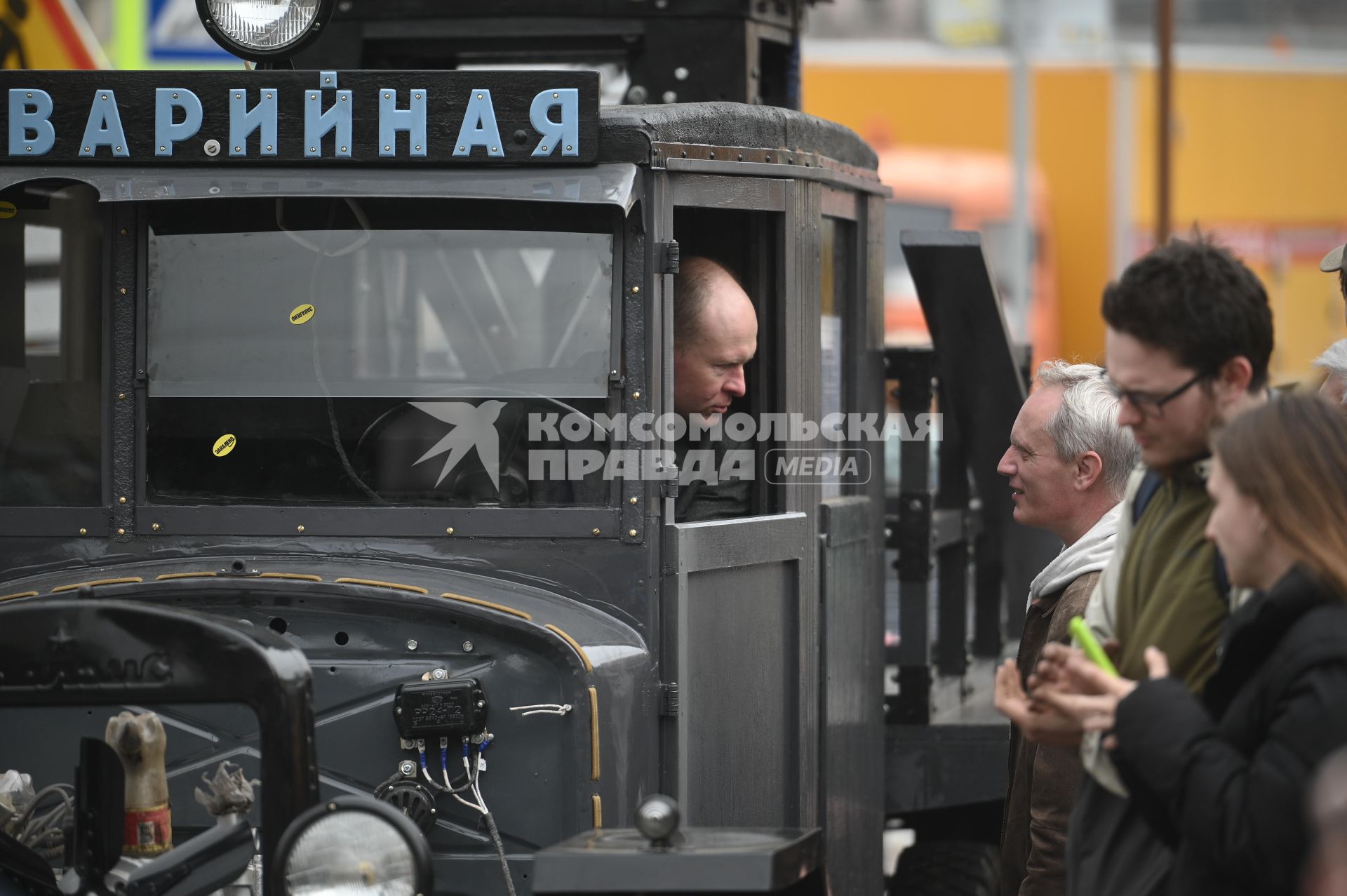 Выставка автомобильной ретротехники во время транспортного фестиваля ТранспортФест в Петербурге
