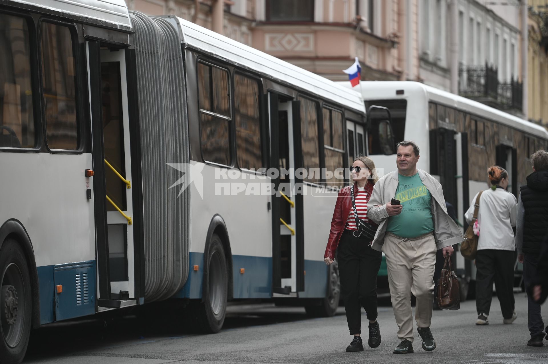 Выставка автомобильной ретротехники во время транспортного фестиваля ТранспортФест в Петербурге