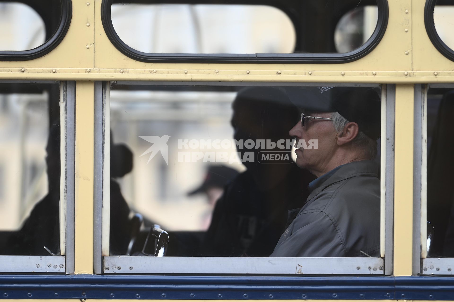 Выставка автомобильной ретротехники во время транспортного фестиваля ТранспортФест в Петербурге