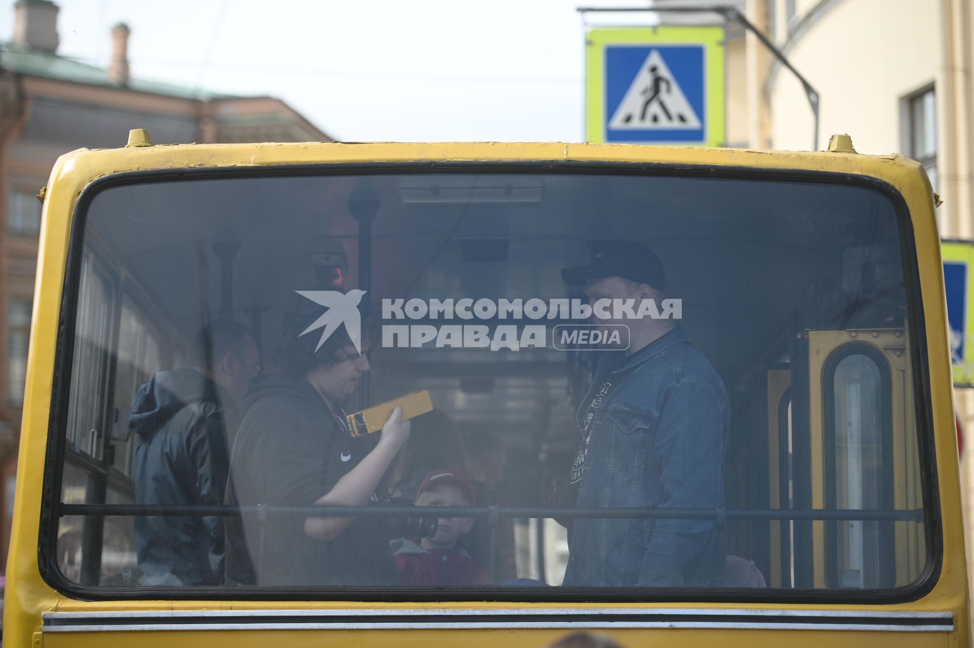 Выставка автомобильной ретротехники во время транспортного фестиваля ТранспортФест в Петербурге