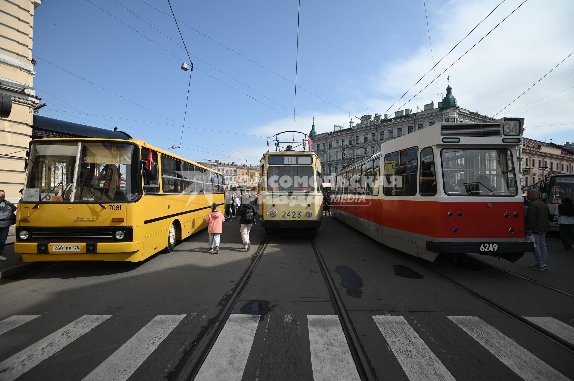 Выставка автомобильной ретротехники во время транспортного фестиваля ТранспортФест в Петербурге